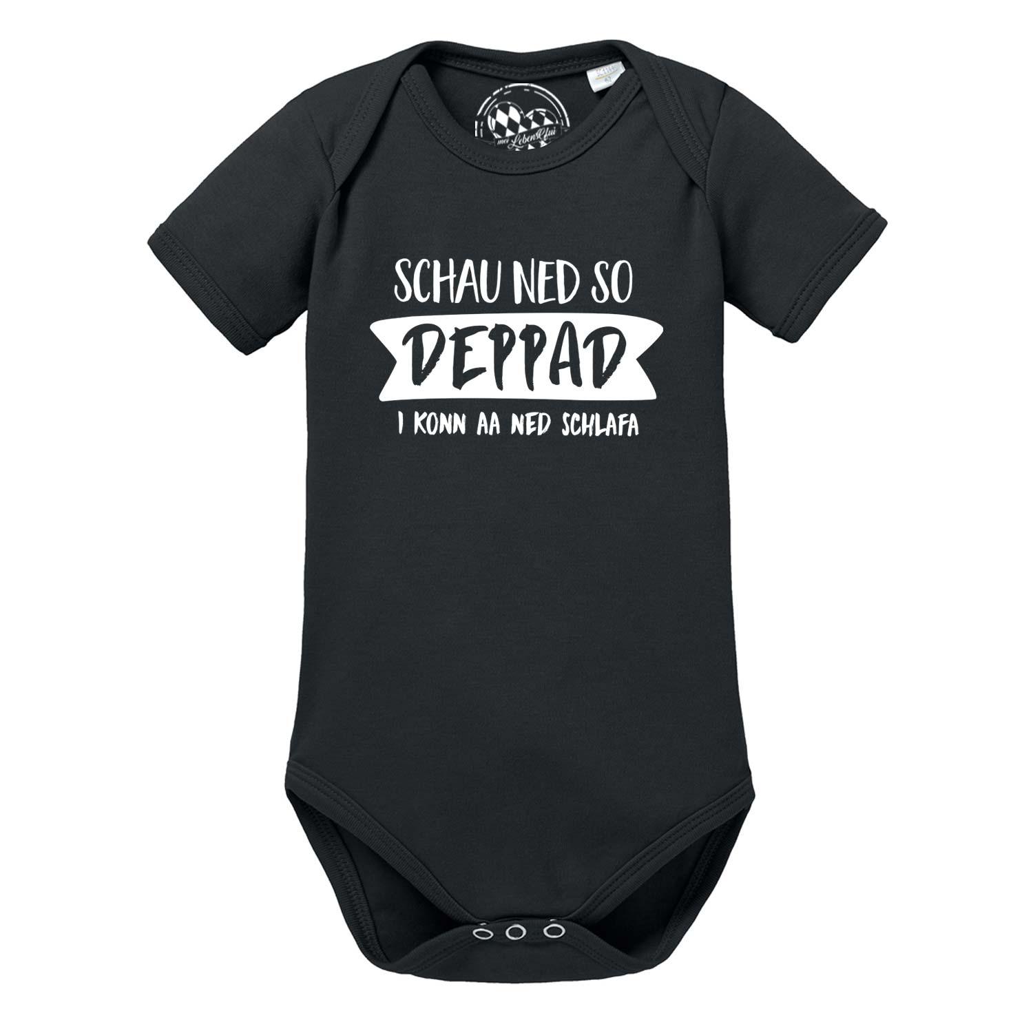 Weißer Babybody mit kurzen Ärmeln, schwarzem Schriftzug „schau ned so...“ vorn; aus weicher Baumwolle.