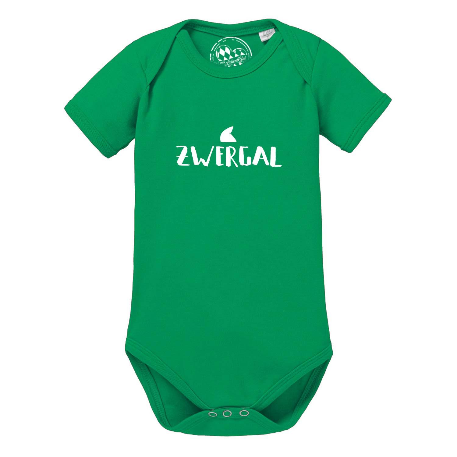 Kurzärmeliger Babybody in Weiß mit rotem Schriftzug „Zwergal“, Herz-Motiv und Schulterverschluss; aus Baumwolle.