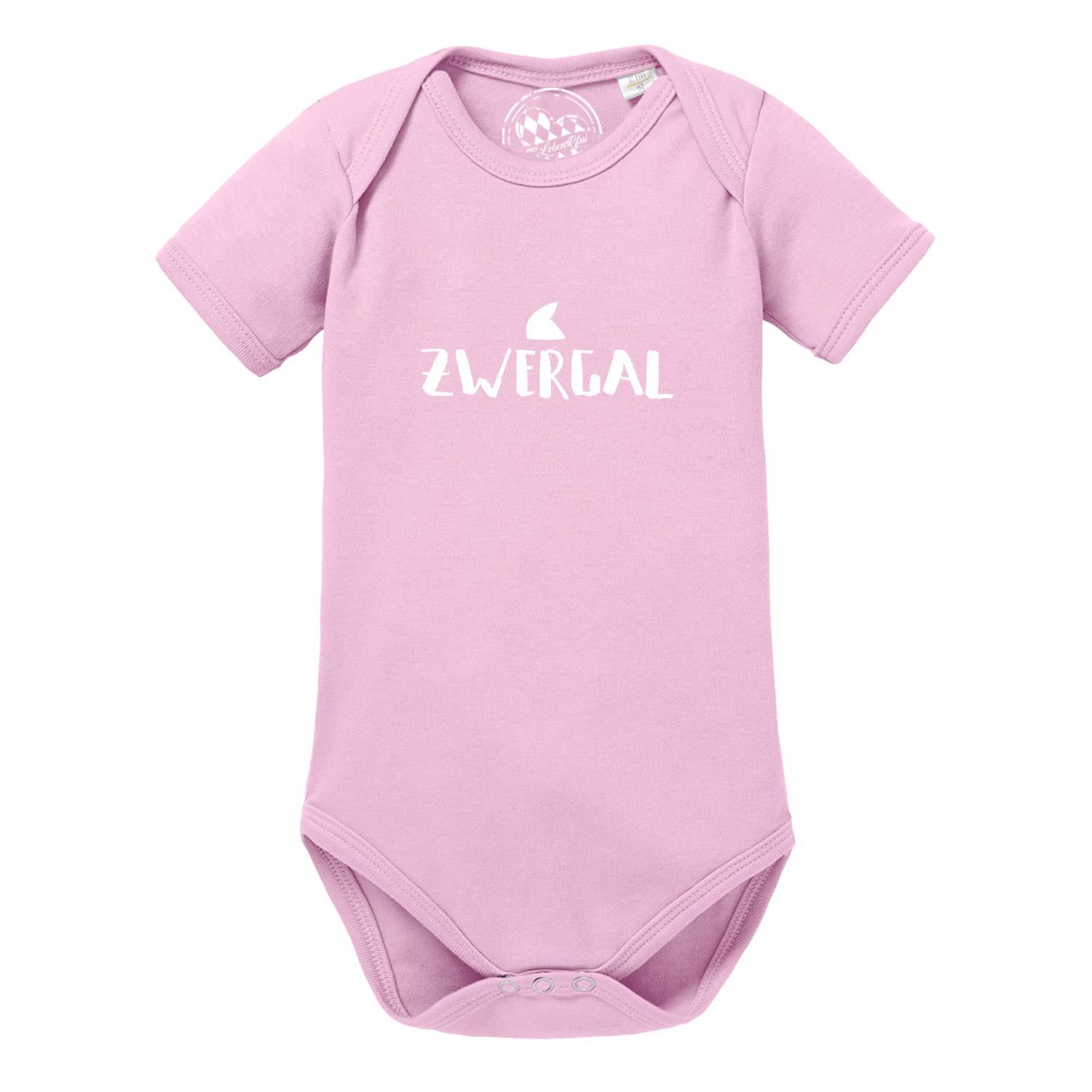 Weißer Babybody mit dunkelblauem Schriftzug „Zwergal“, Rundhalsausschnitt und kurzen Ärmeln aus Baumwolle.