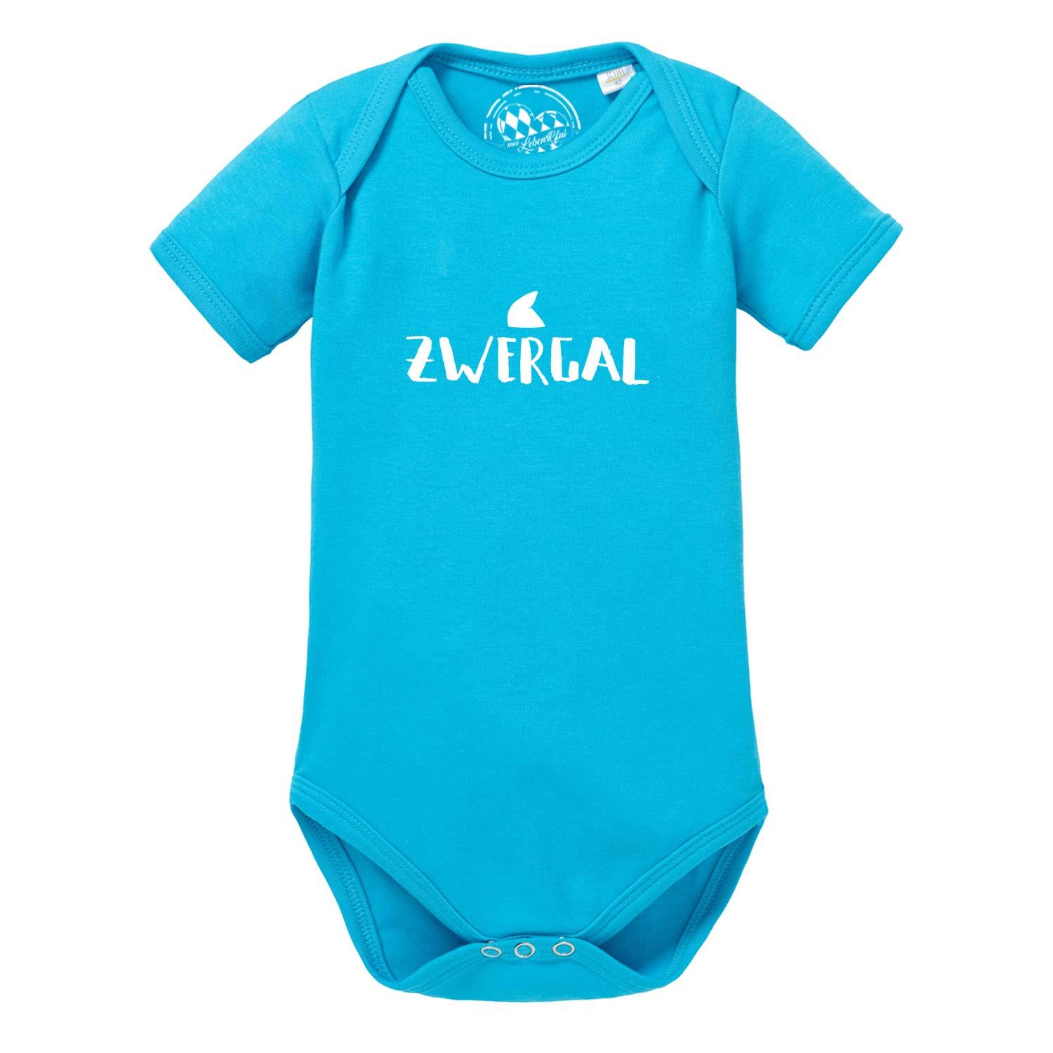 Kurzärmeliger Babybody in Weiß mit rotem Schriftzug „Zwergal“ und Herzmotiv auf der Brust, Rundhalsausschnitt, aus Baumwolle.