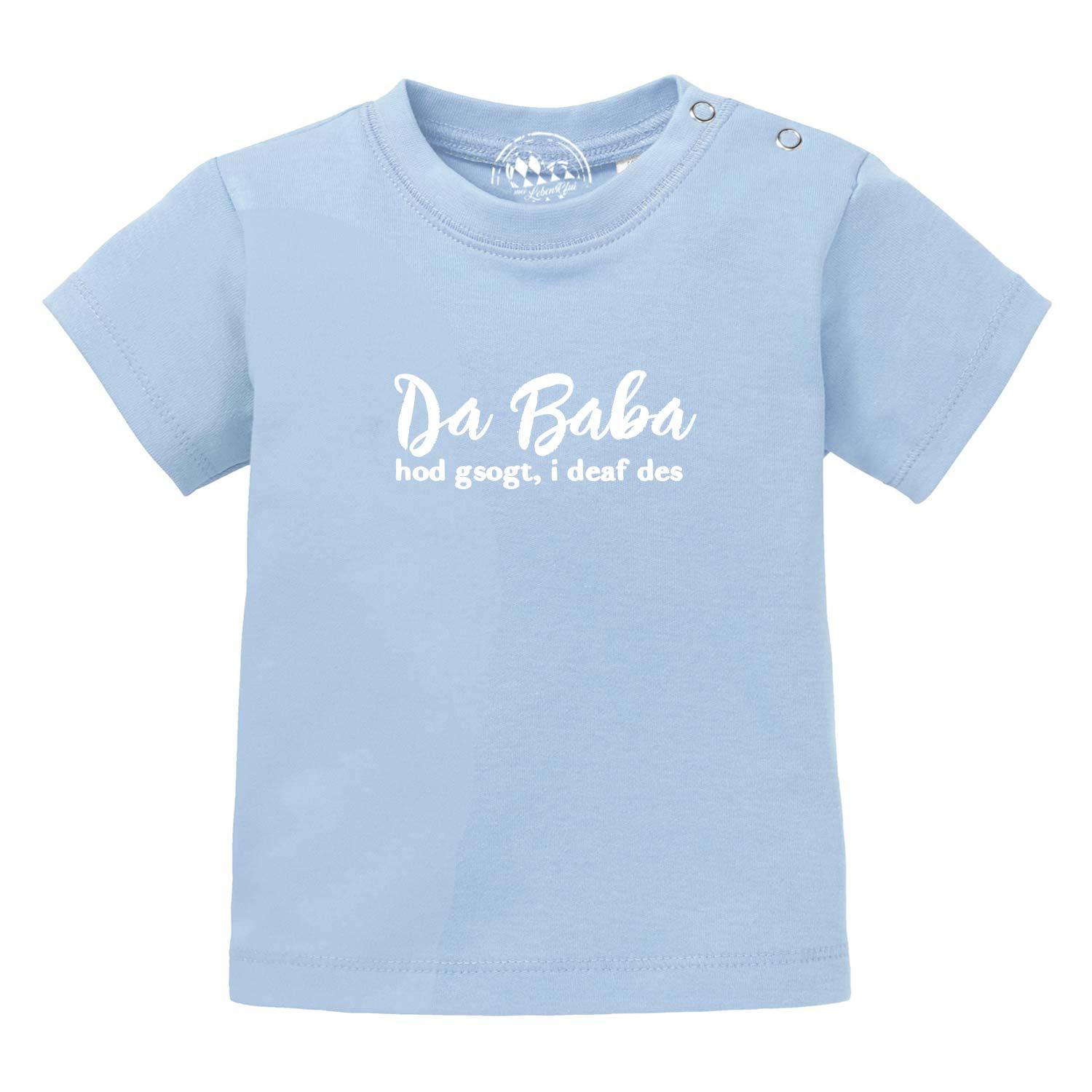 Baby T-Shirt in Hellblau mit bayerischem Spruch „Baba sogt, i deaf des!“ in Weiß, aus 100 % Bio-Baumwolle.