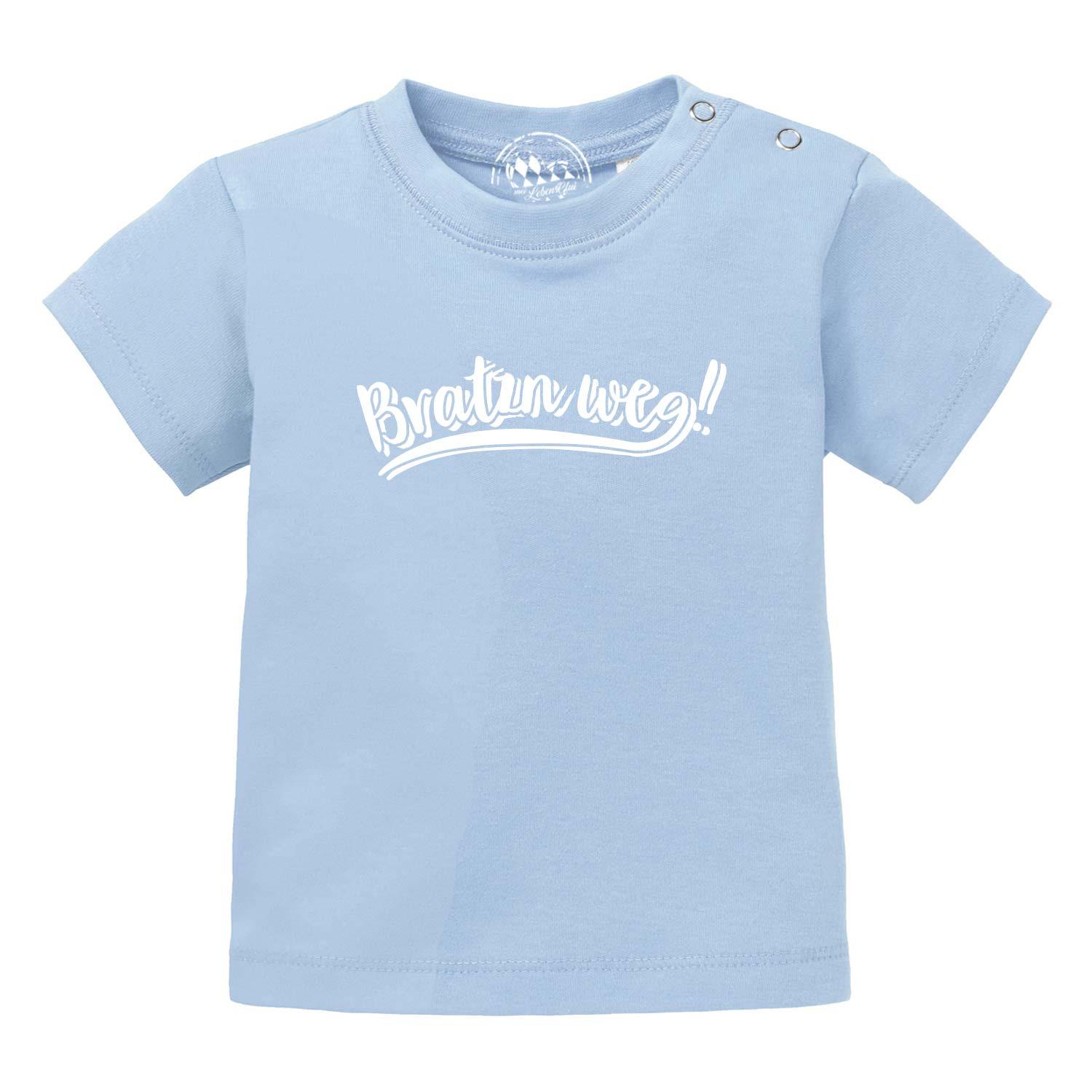 Hellblaues Baby T-Shirt Bratzn weg aus Baumwolle mit weißem Text und Druckknöpfen an der Schulter.