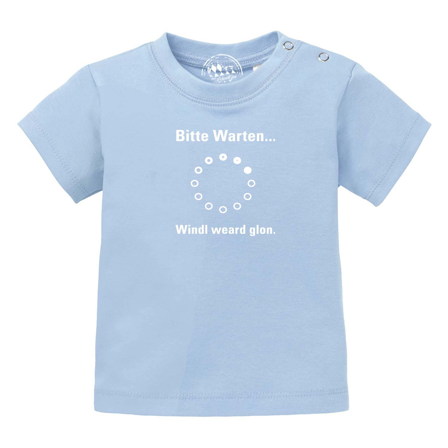 Helles Baby T-Shirt "Bitte wartn..." aus Baumwolle mit lustigem bayerischen Spruch und Ladesymbol. Babykleidung.