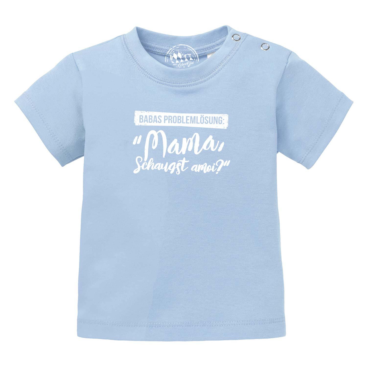 Hellblaues Baby T-Shirt Papas Problemlösung mit weißem Spruch Mama, schaugst amoi? aus Baumwolle.