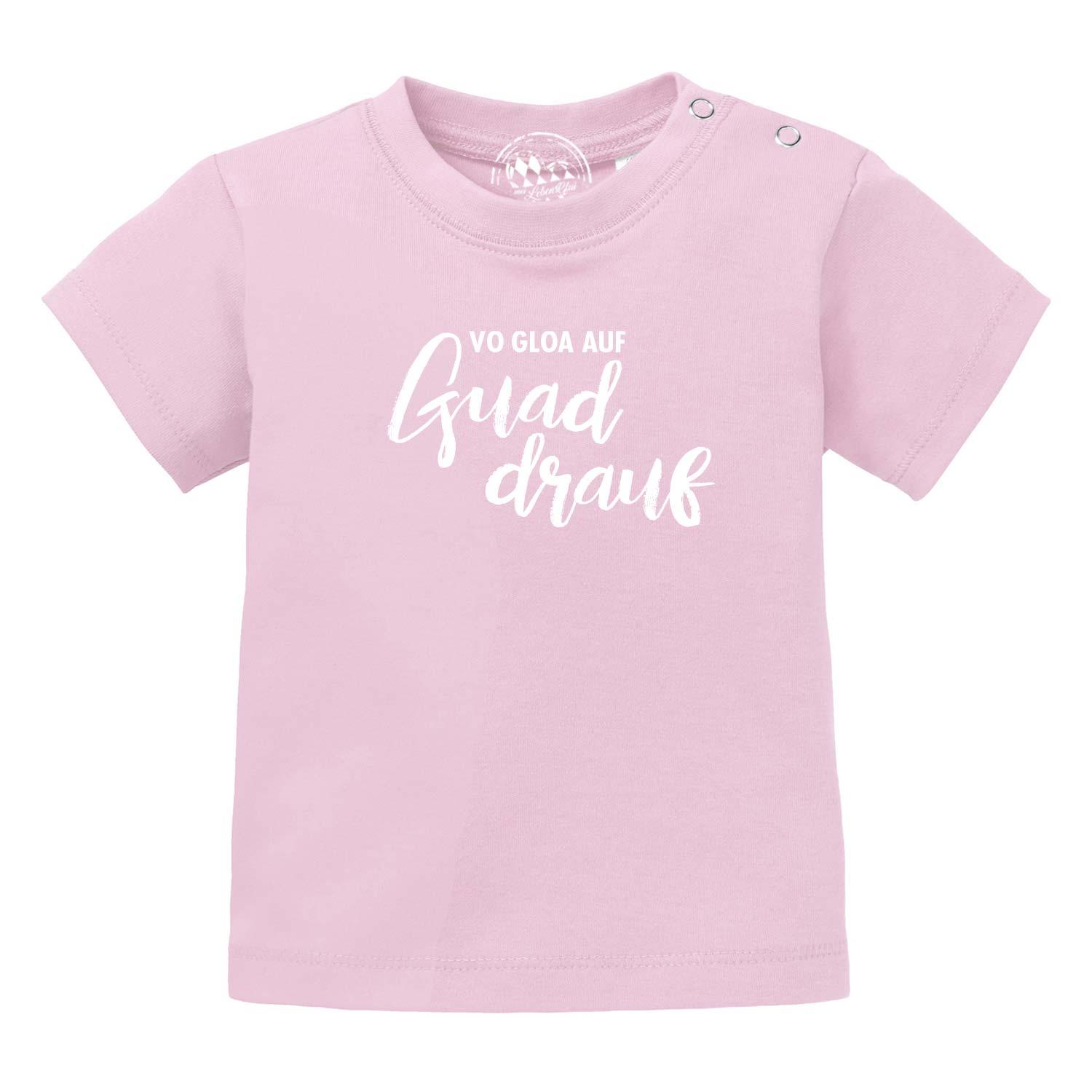 Rosa Baby T-Shirt "guad drauf" mit weißem Schriftzug und Druckknöpfen an der Schulter aus Baumwolle.