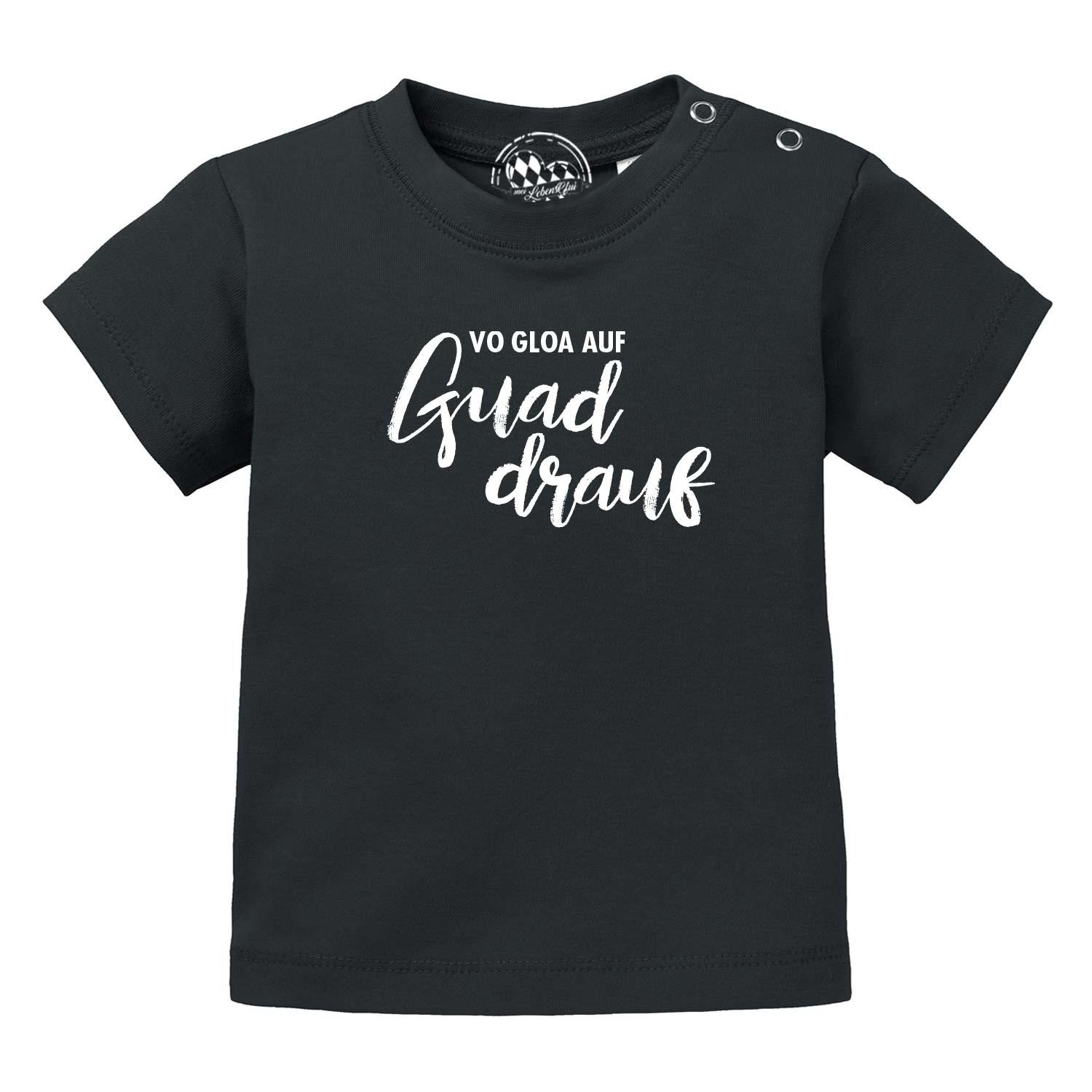 Schwarzes Baby T-Shirt "guad drauf" mit weißem Schriftzug und Druckknöpfen an der Schulter, bequeme Baumwolle.