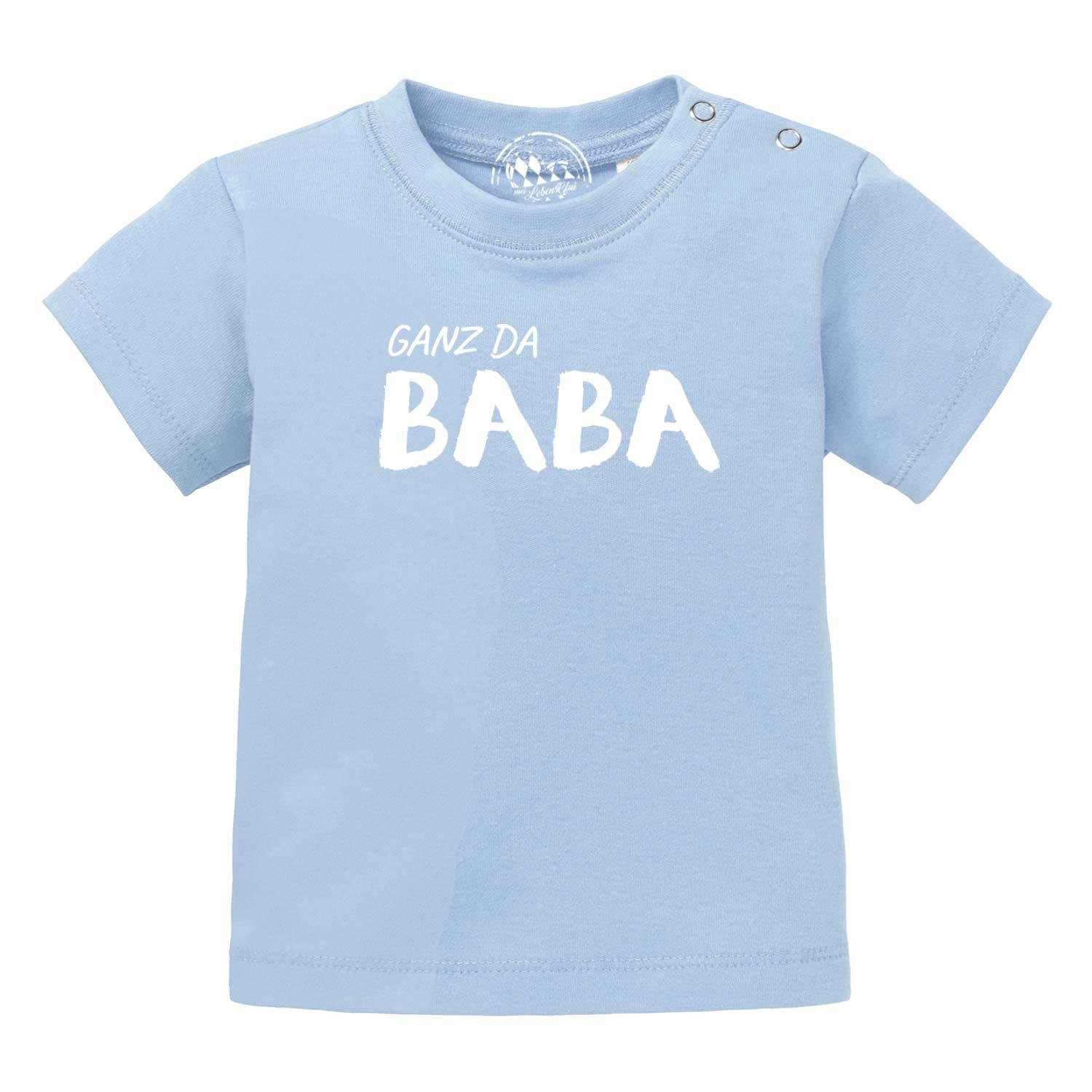Baby T-Shirt "Ganz da Baba!" in Hellblau mit weißem Spruch und praktischen Druckknöpfen am Hals.