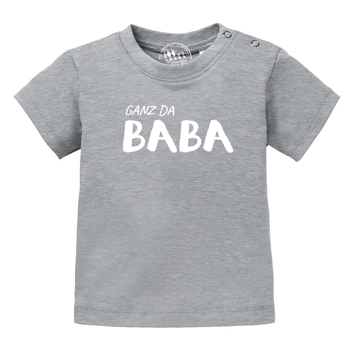 Baby-T-Shirt in Weiß mit schwarzem Schriftzug „Ganz da Baba!“, Kurzarm, Rundhalsausschnitt, 100 % Bio-Baumwolle.