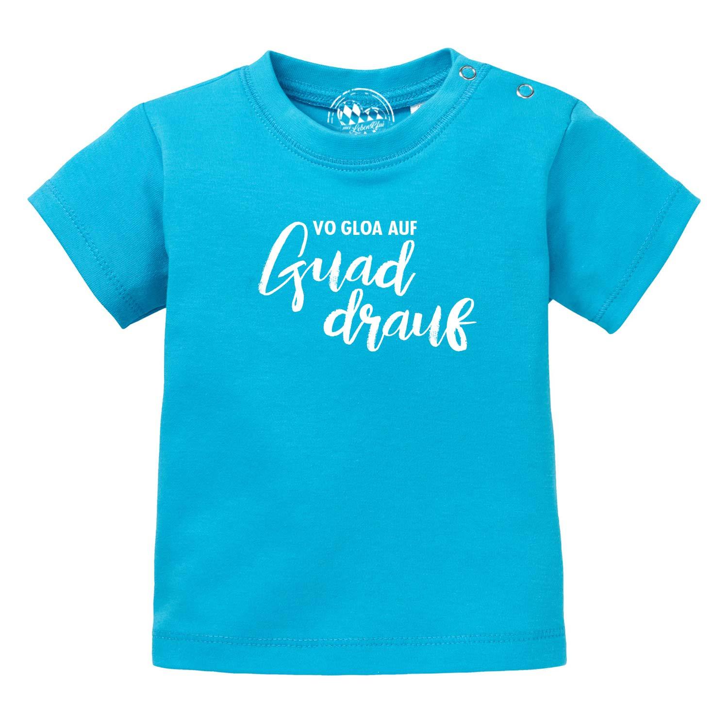 Baby T-Shirt in Rosa mit weißem Schriftzug „guad drauf“, kurzer Ärmel, runder Ausschnitt, aus 100 % Bio-Baumwolle.