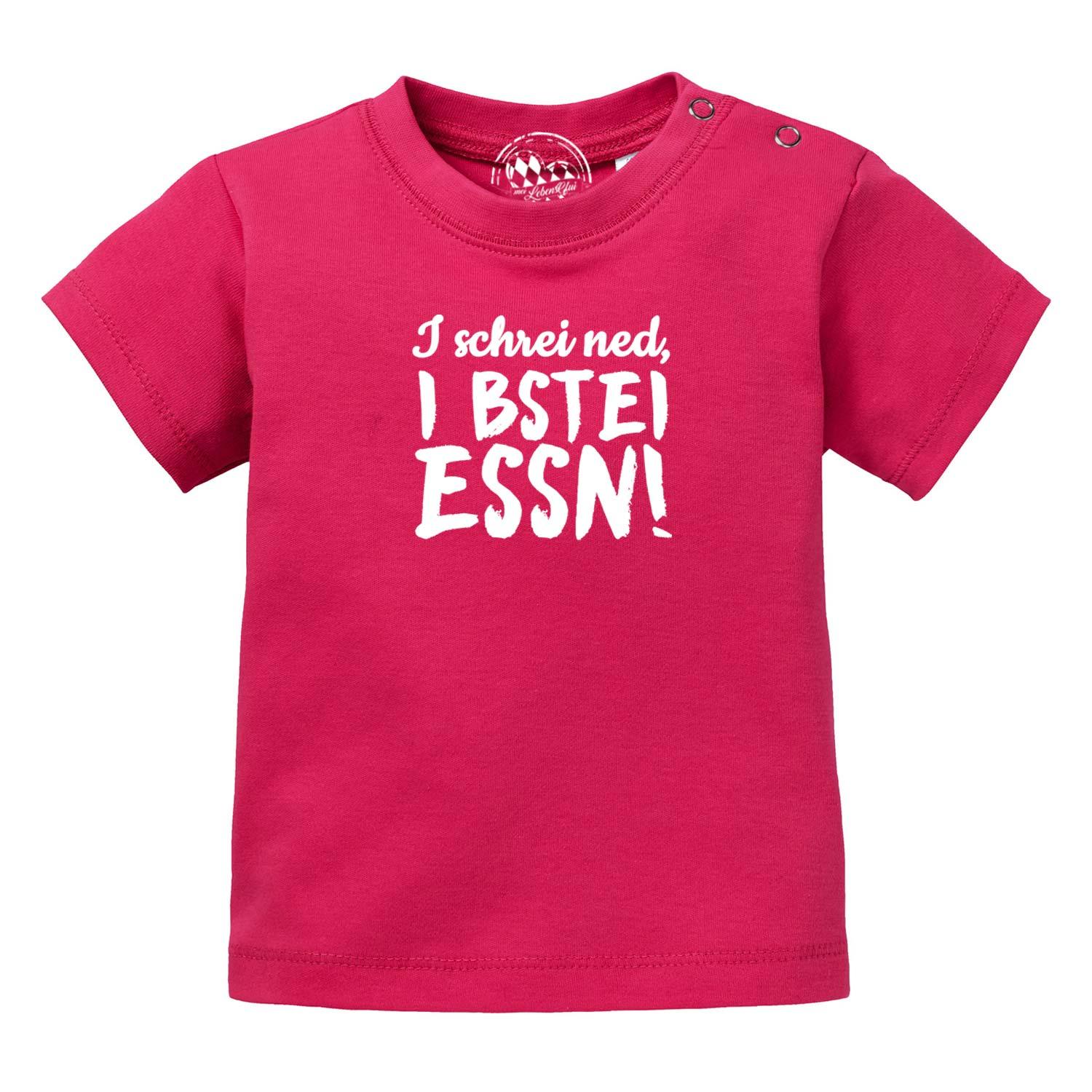 Weißes Baby-T-Shirt mit bayerischem Schriftzug „I bstei essn…“, runder Halsausschnitt, aus Bio-Baumwolle.