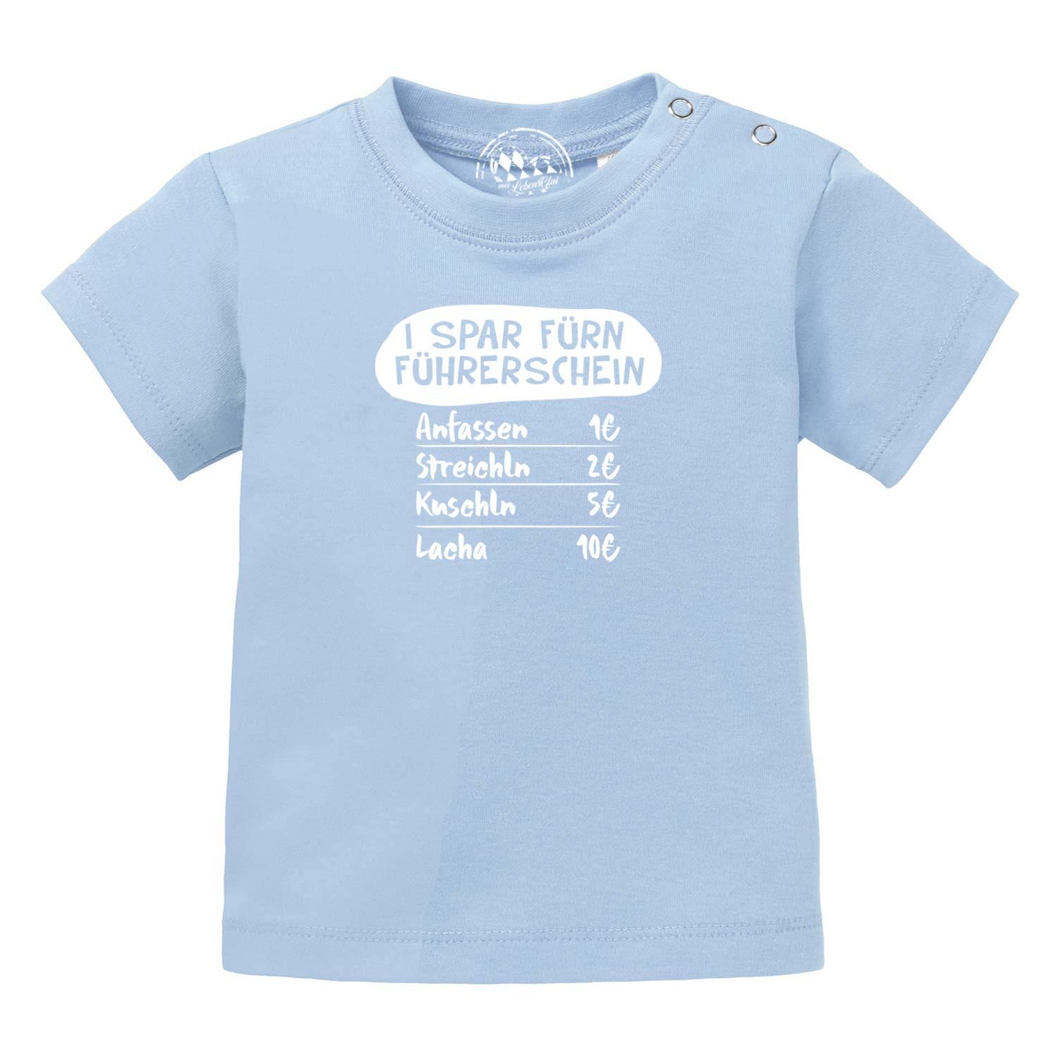 Baby-T-Shirt in Hellgrau mit schwarzem Schriftzug „I spar fürn Führerschein…“, aus 100 % Bio-Baumwolle.