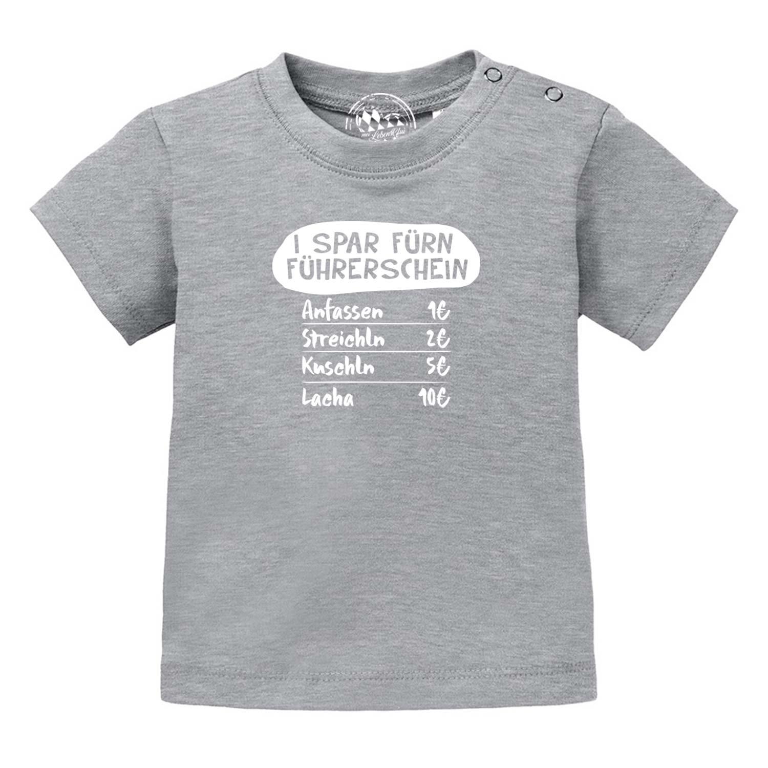 Kurzes Baby-T-Shirt in Beige mit blauem Schriftzug "I spar fürn Führerschein…", aus 100 % Bio-Baumwolle, Siebdruck.