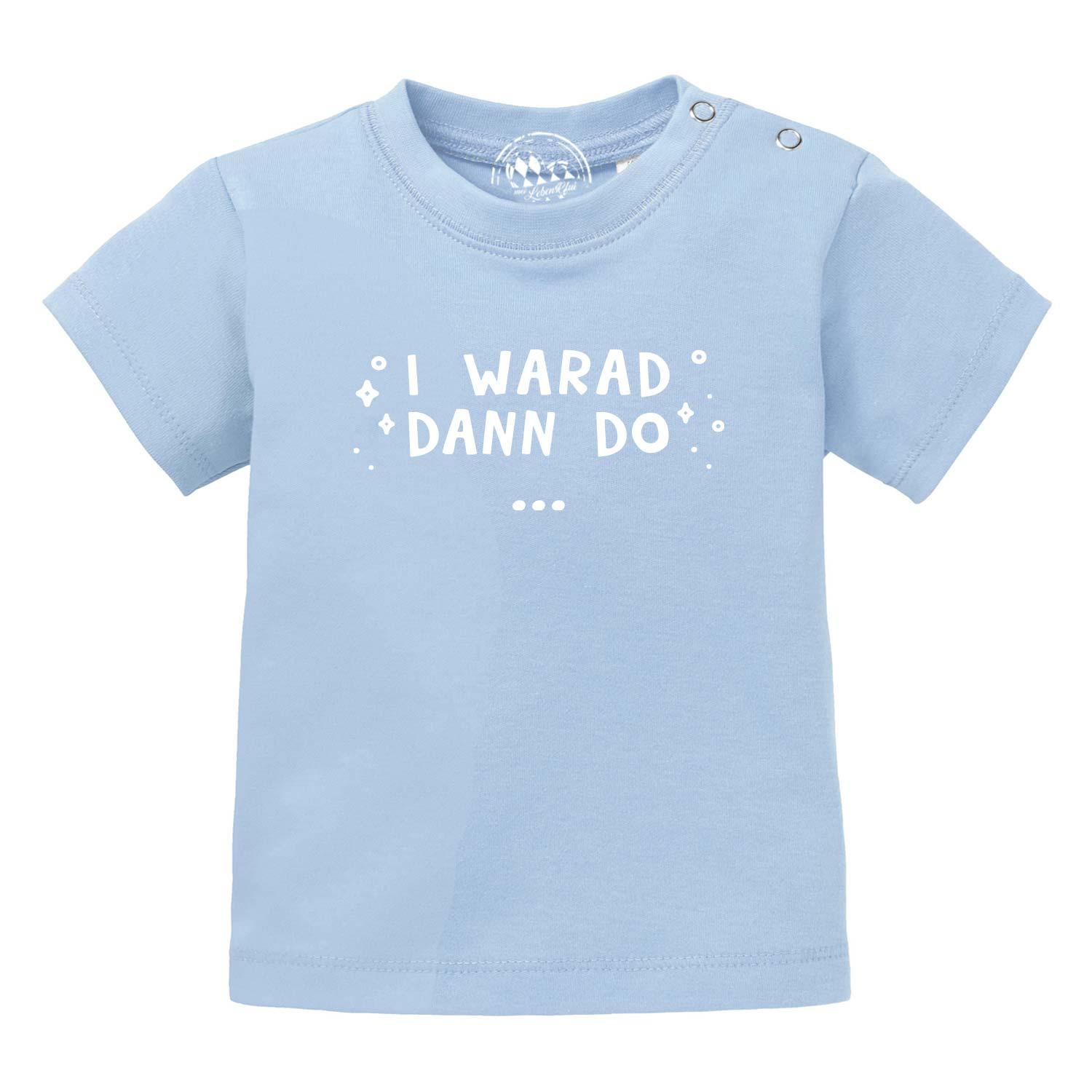 Hellblaues Baby-T-Shirt aus Bio-Baumwolle mit weißem Frontprint „I warad dann do“, kurzärmelig, runder Halsausschnitt.