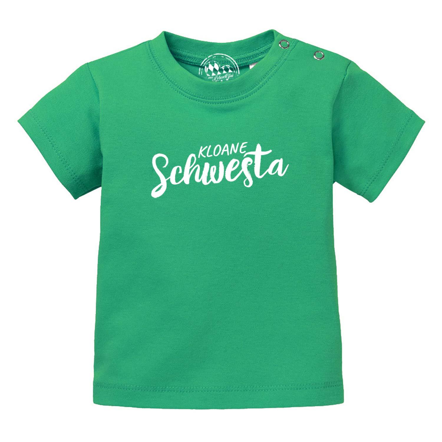 Hellgraues Baby-T-Shirt mit schwarzem Schriftzug „Kloane Schwesta“, aus 100 % Bio-Baumwolle, Siebdruck.