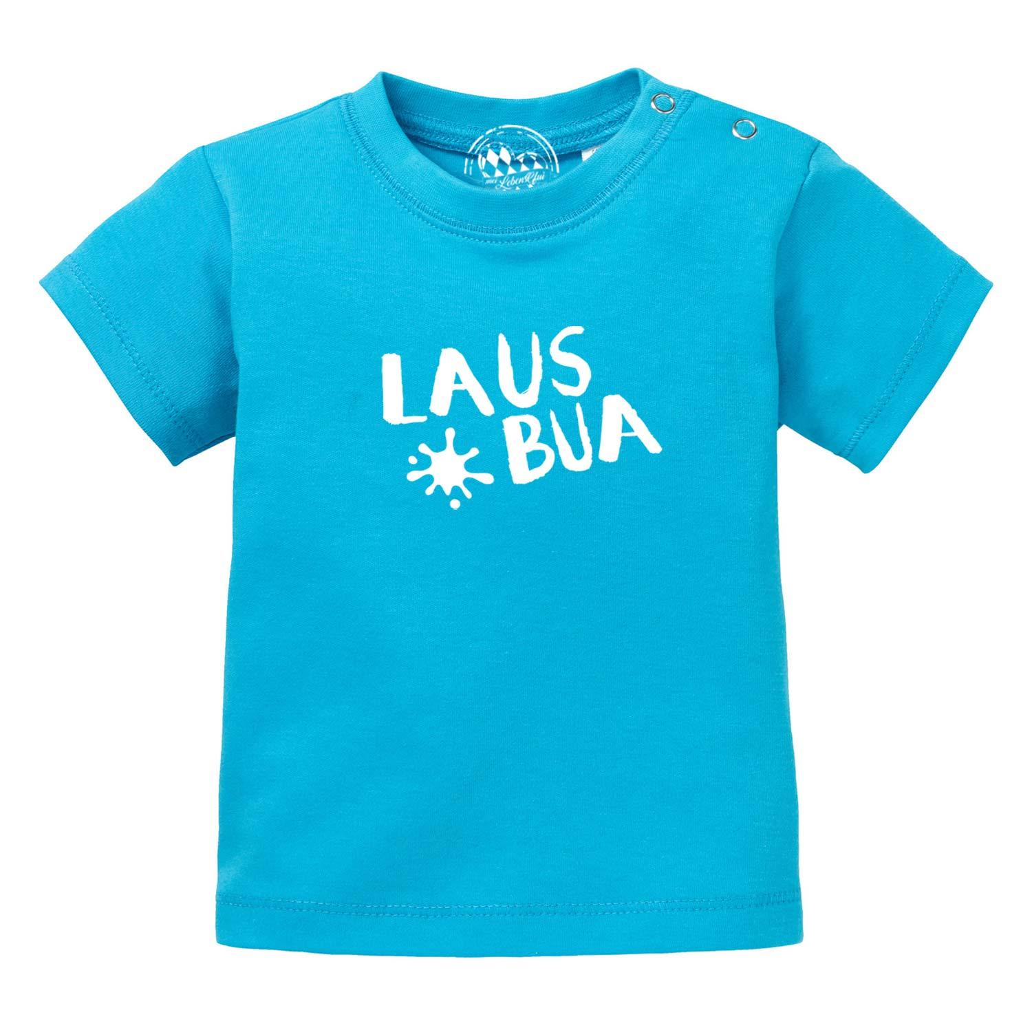 Hellblaues Baby-T-Shirt mit weißem Schriftzug „Lausbua“, kurzärmelig, aus 100 % Bio-Baumwolle, Siebdruck.
