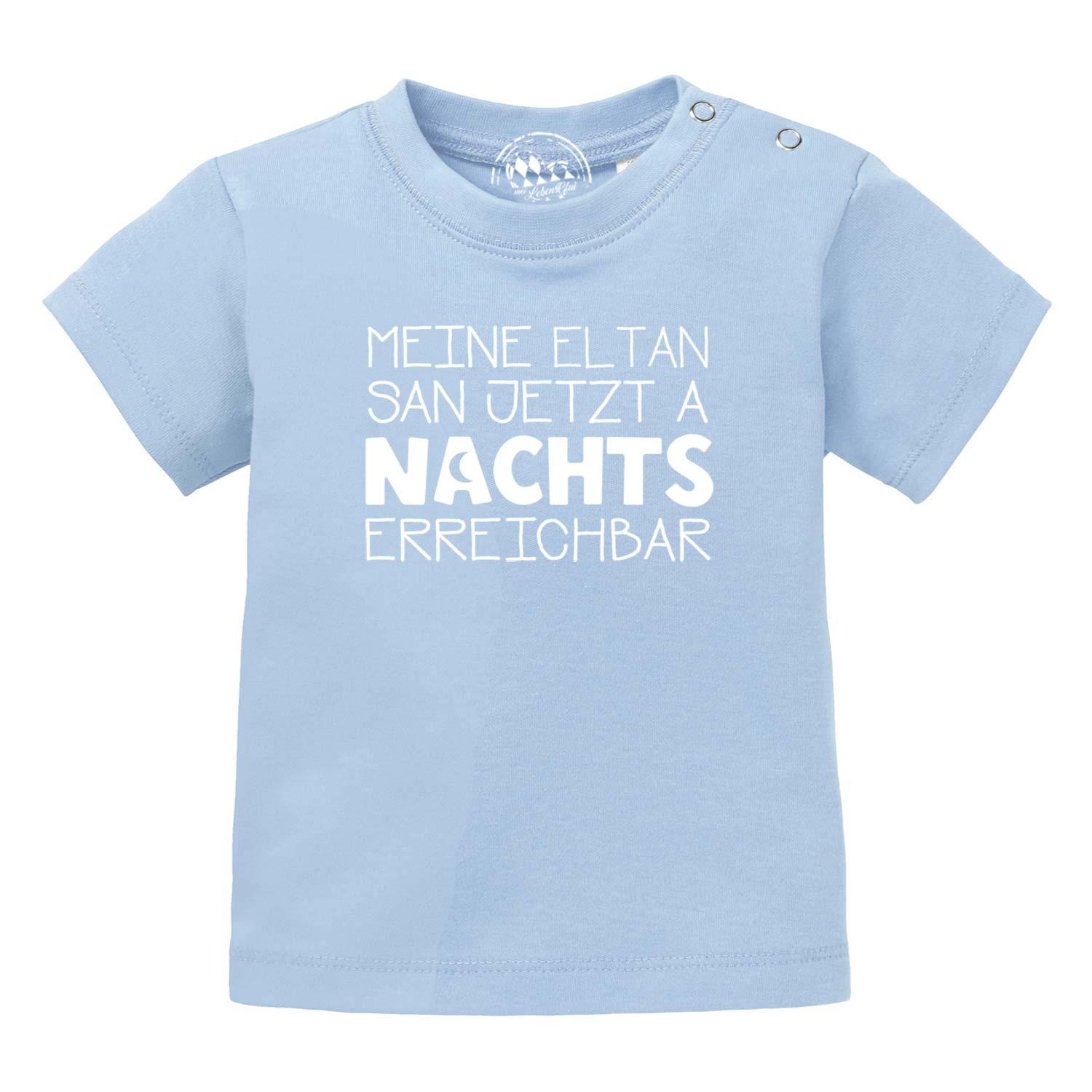 Baby-T-Shirt in Hellgrau mit schwarzem Frontprint „Nachts erreichbar!“, kurzärmelig, aus 100 % Bio-Baumwolle.