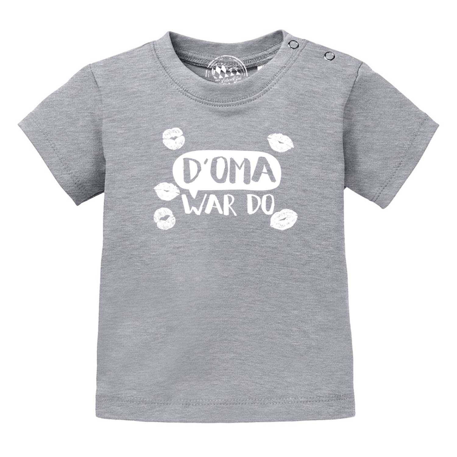 Graues Baby T-Shirt mit weißem bayrischem Spruch D'OMA WAR DO und pinken Kussmündern.