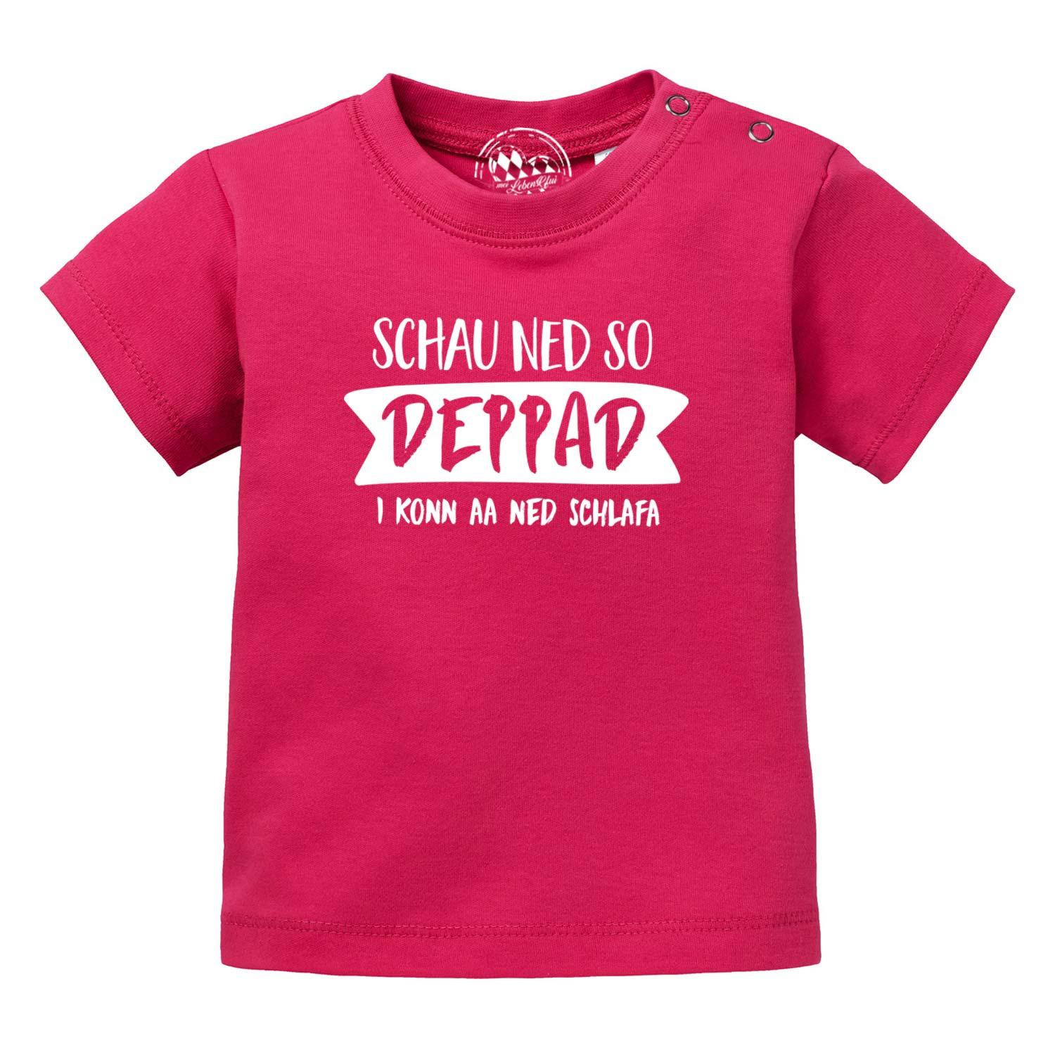 Baby-T-Shirt mit mittig platziertem Schriftzug „Schau ned so...“, Rundhalsausschnitt, aus 100 % Bio-Baumwolle.