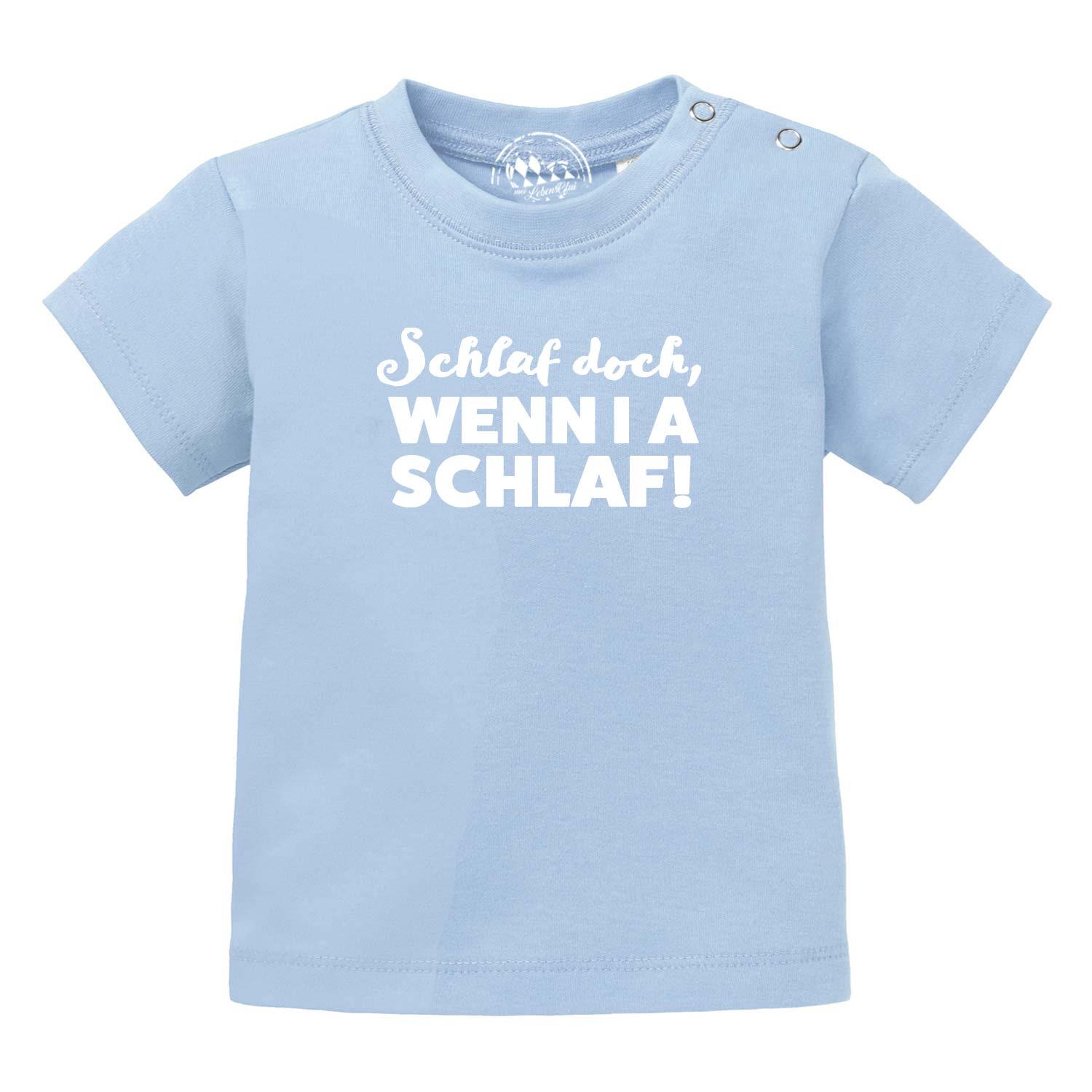 Weißes Baby-T-Shirt mit blauem Aufdruck „Schlaf, wenn i a schlaf!“, klassisch geschnitten, aus 100 % Bio-Baumwolle.