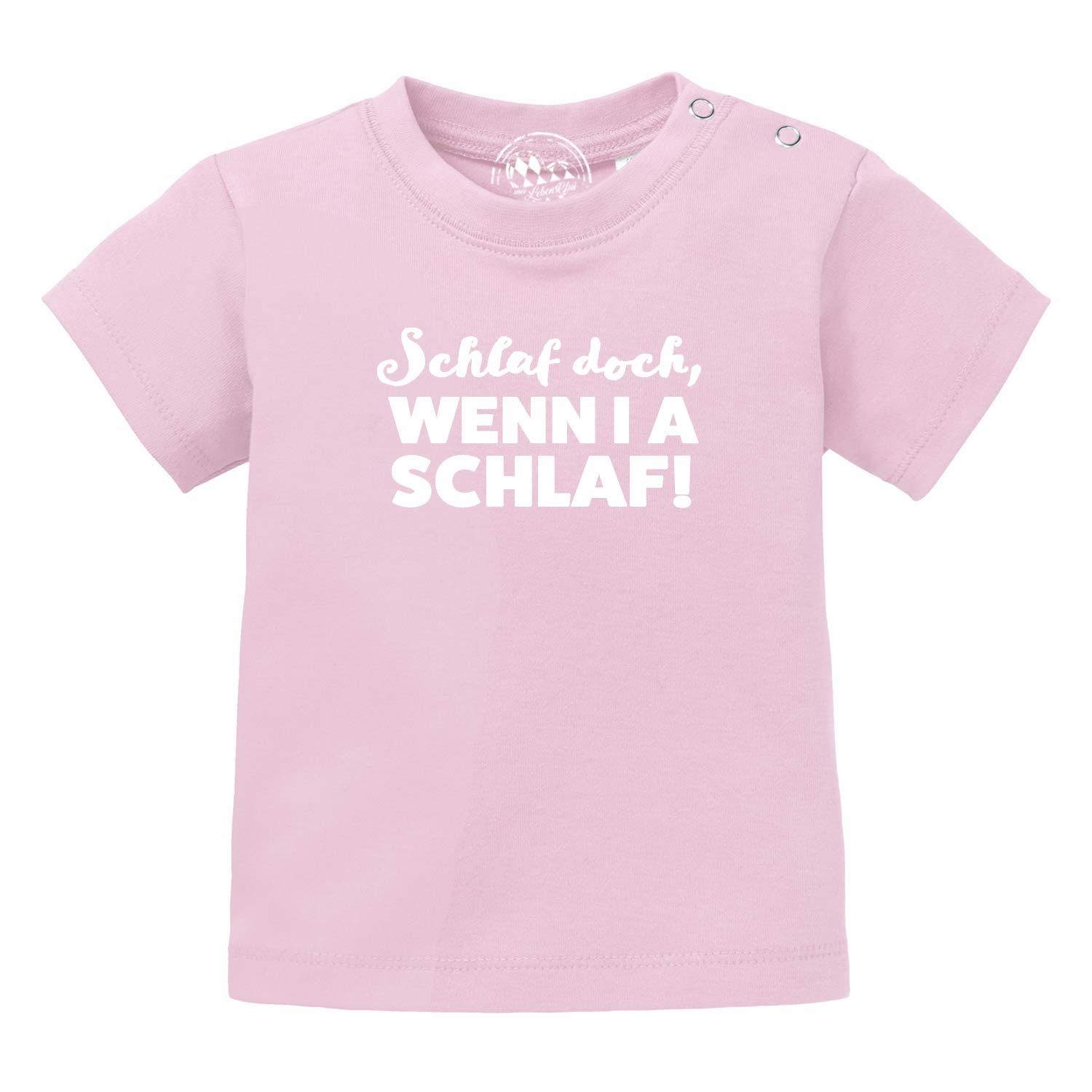 Weißes Baby-T-Shirt mit bayerischem Spruch „Schlaf, wenn i a schlaf!“ in Blau, aus 100 % Bio-Baumwolle.