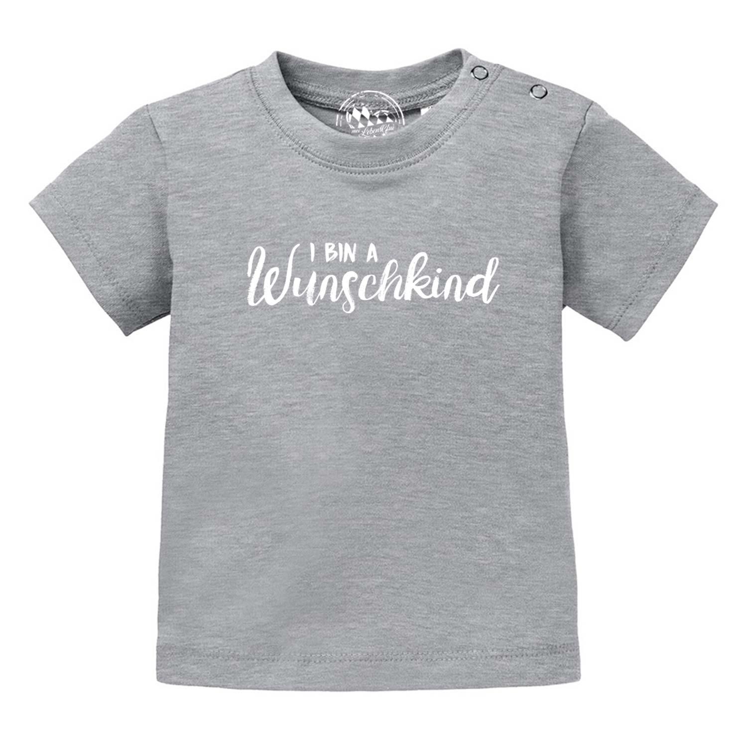 Graues Baby T-Shirt "Wunschkind" mit weißem Aufdruck und praktischen Druckknöpfen an der Schulter.