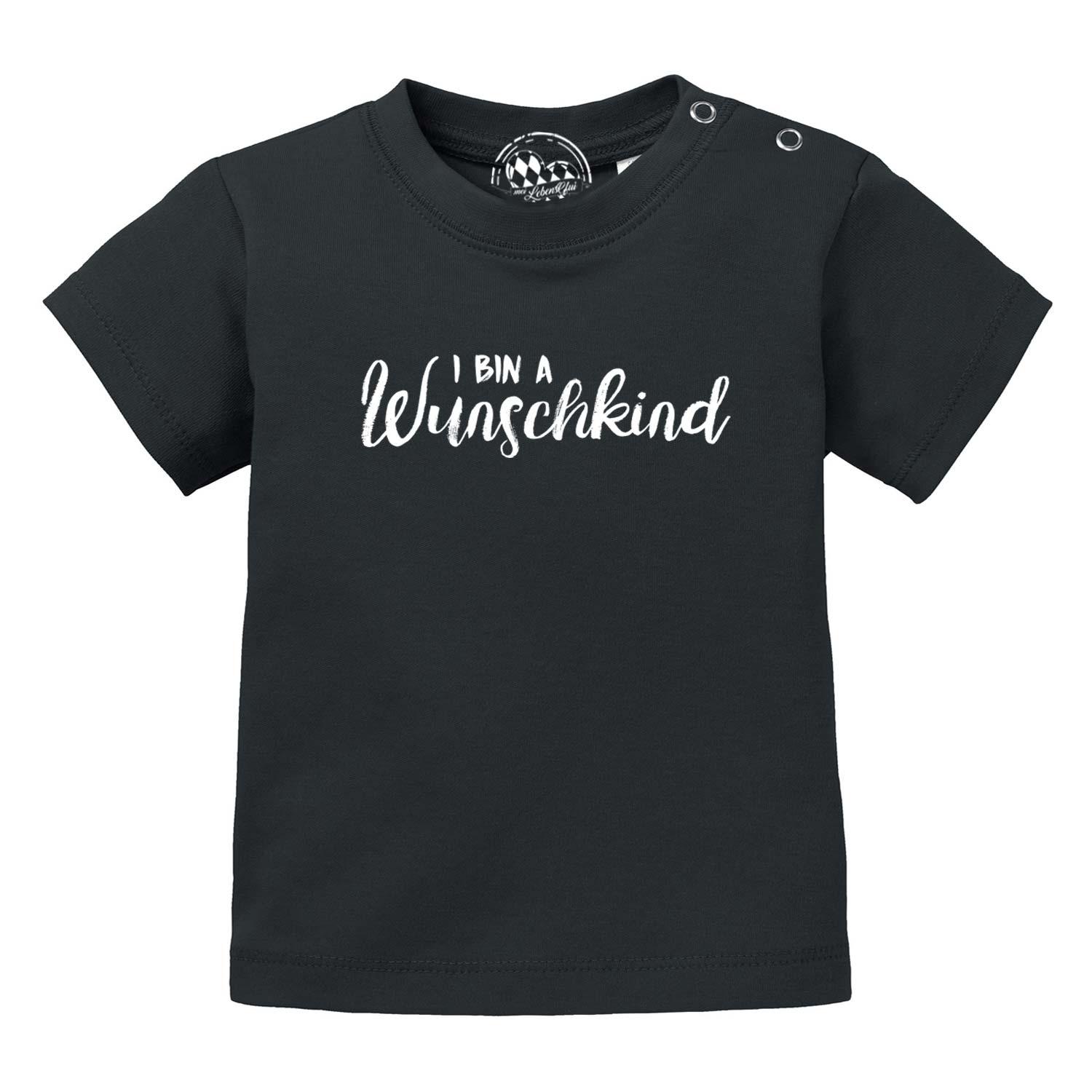 Schwarzes Baby T-Shirt "Wunschkind" mit weißem Schriftzug und Druckknöpfen an der Schulter.