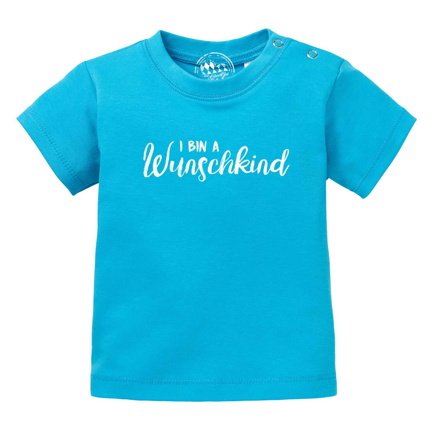 Türkisfarbenes Baby T-Shirt Wunschkind mit weißem Schriftzug und Druckknöpfen an der Schulter für einfaches Anziehen.