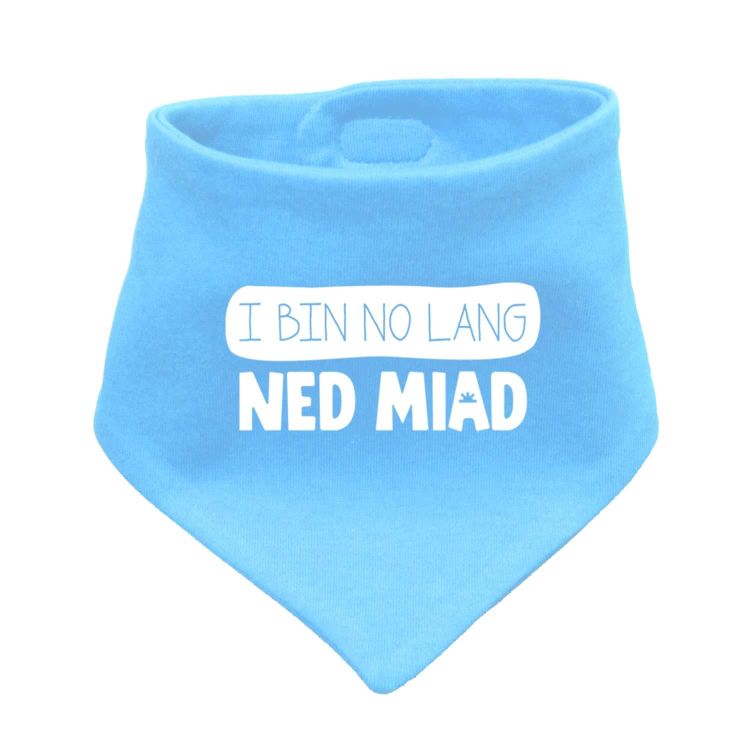 Babyhalstuch "no lang ned miad!" in Himmelblau mit weißem Spruch. Süßes Dreieckstuch für Babys.