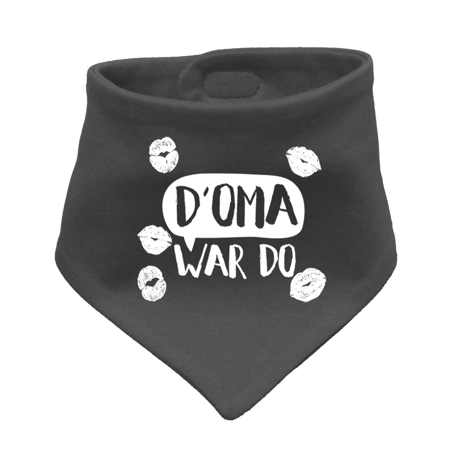 Graues Babyhalstuch "D' Oma war do..." mit weißem Schriftzug und roten Kussmund-Prints.
