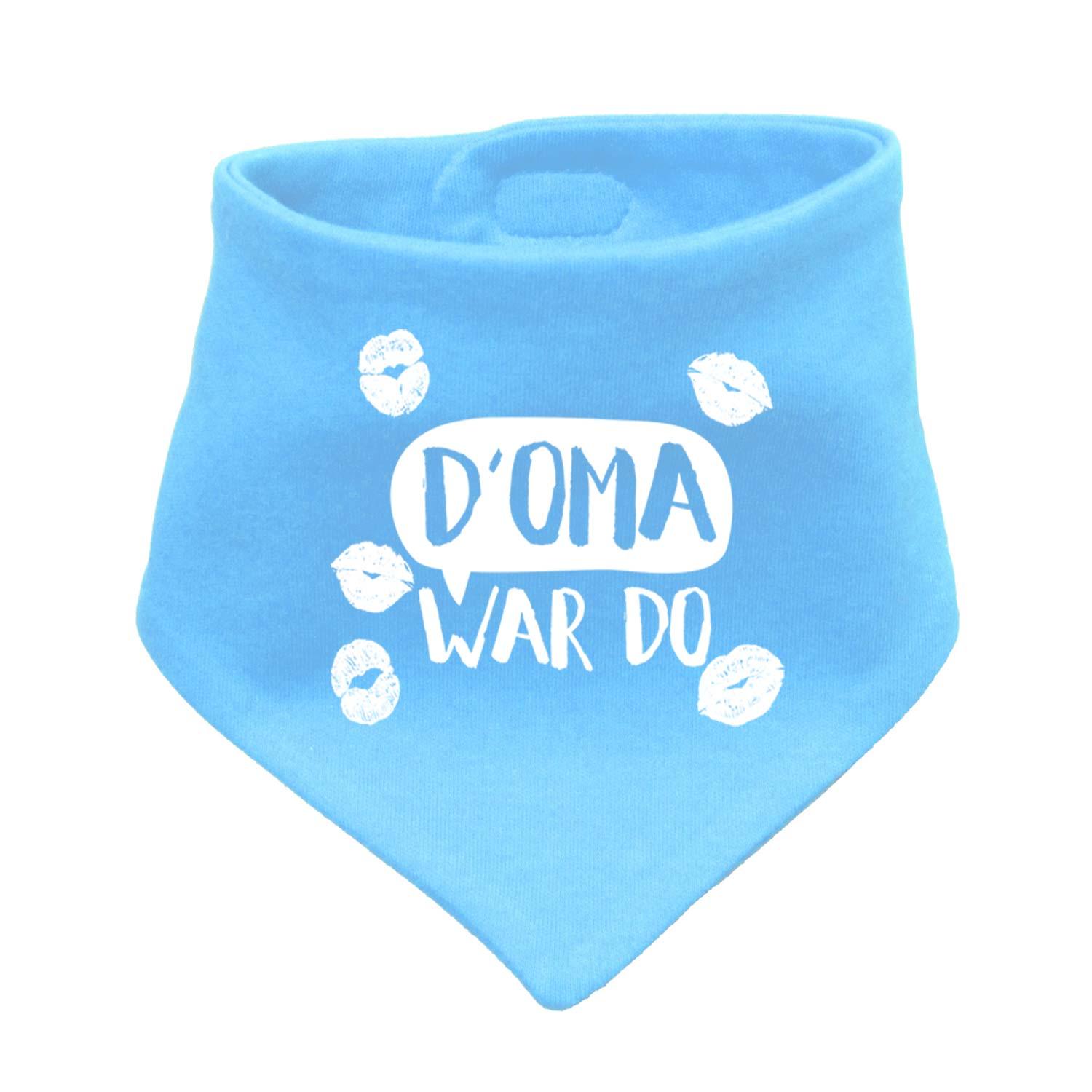 Babyhalstuch D' Oma war do in Hellblau mit weißem Spruch und Lippenstift-Kussmund-Motiven.