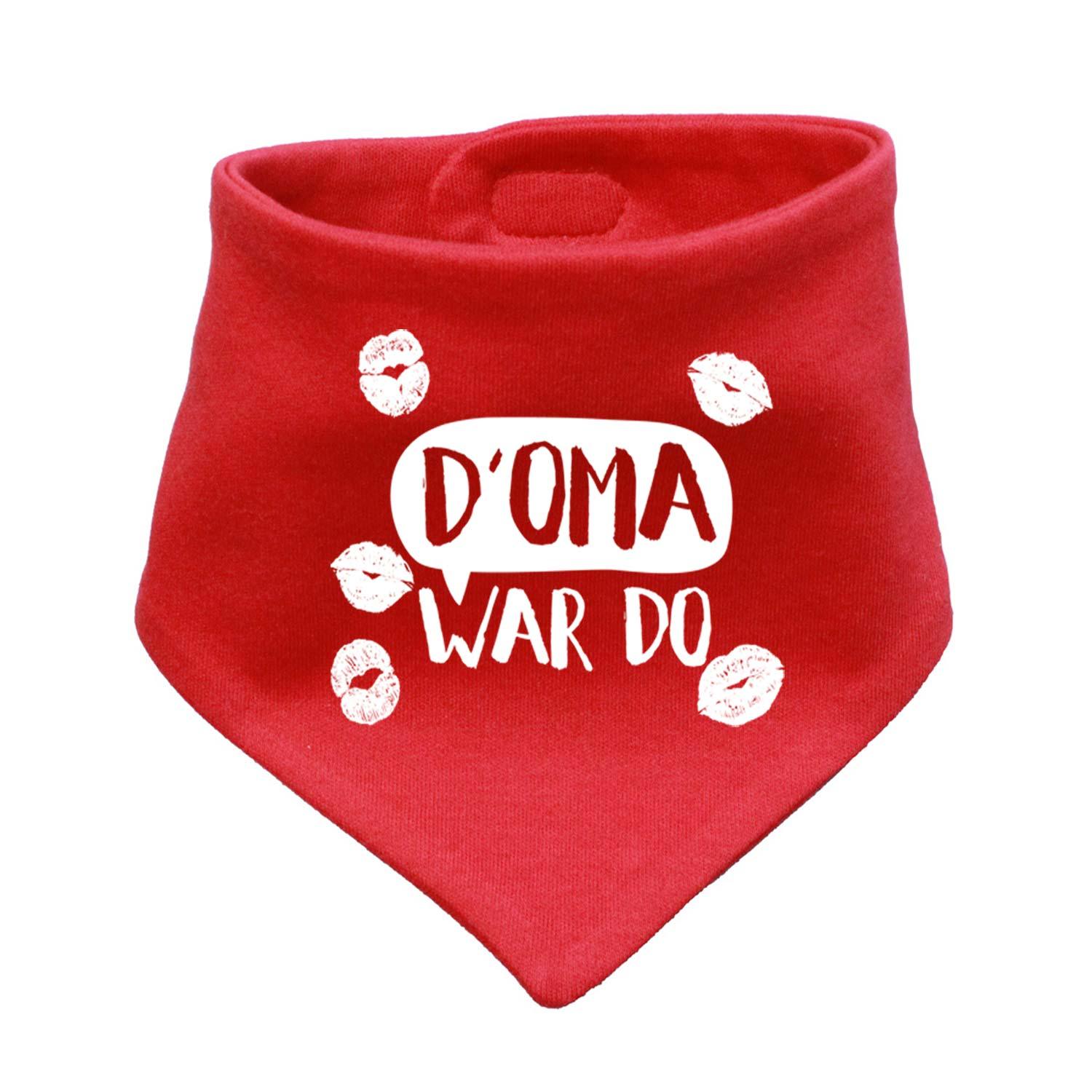 Rotes Babyhalstuch "D' Oma war do..." mit weißem Schriftzug und roten Kussmund-Prints für Babys.
