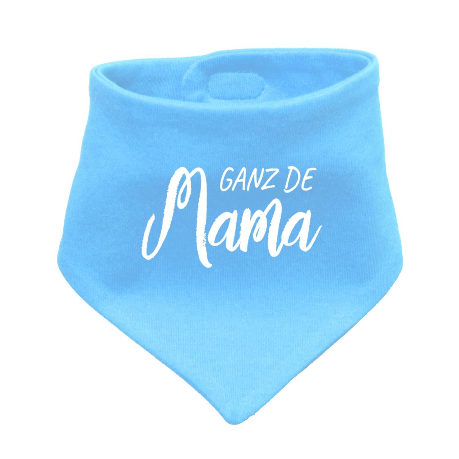 Babyhalstuch in Dreiecksform mit rosa Grundfarbe, weißem Herzmuster und Schriftzug „Ganz de Mama...“, aus Baumwolle.