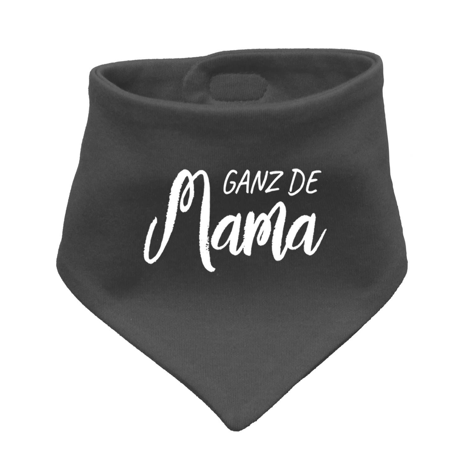 Babyhalstuch in Dreiecksform mit rosa Grundfarbe, weißem Herzmuster und Schriftzug „Ganz de Mama…“, aus Baumwolle.