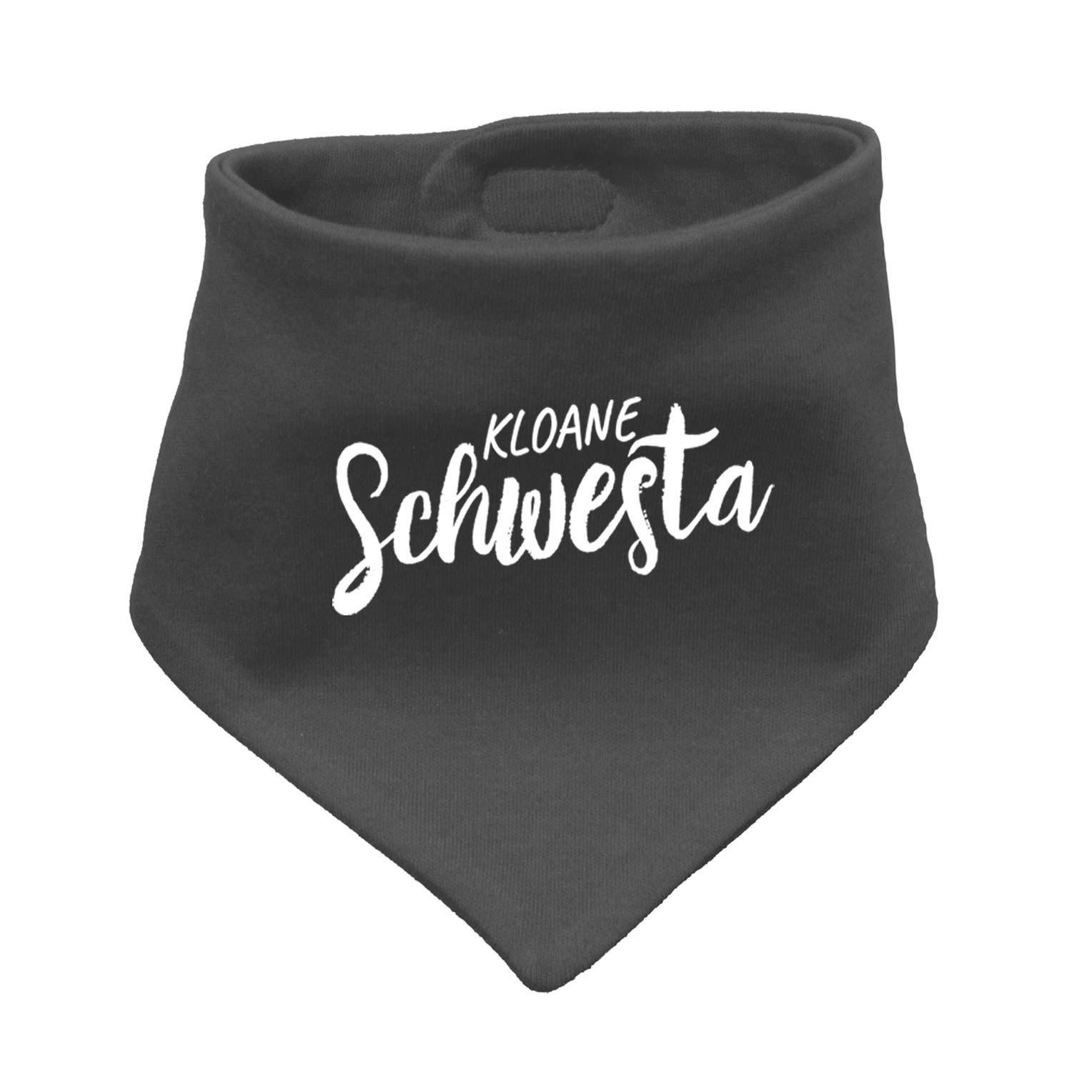 Babyhalstuch in Dreiecksform mit hellgrauem Stoff, rosafarbenem Schriftzug „Kloane Schwesta“ und Druckknopfverschluss.