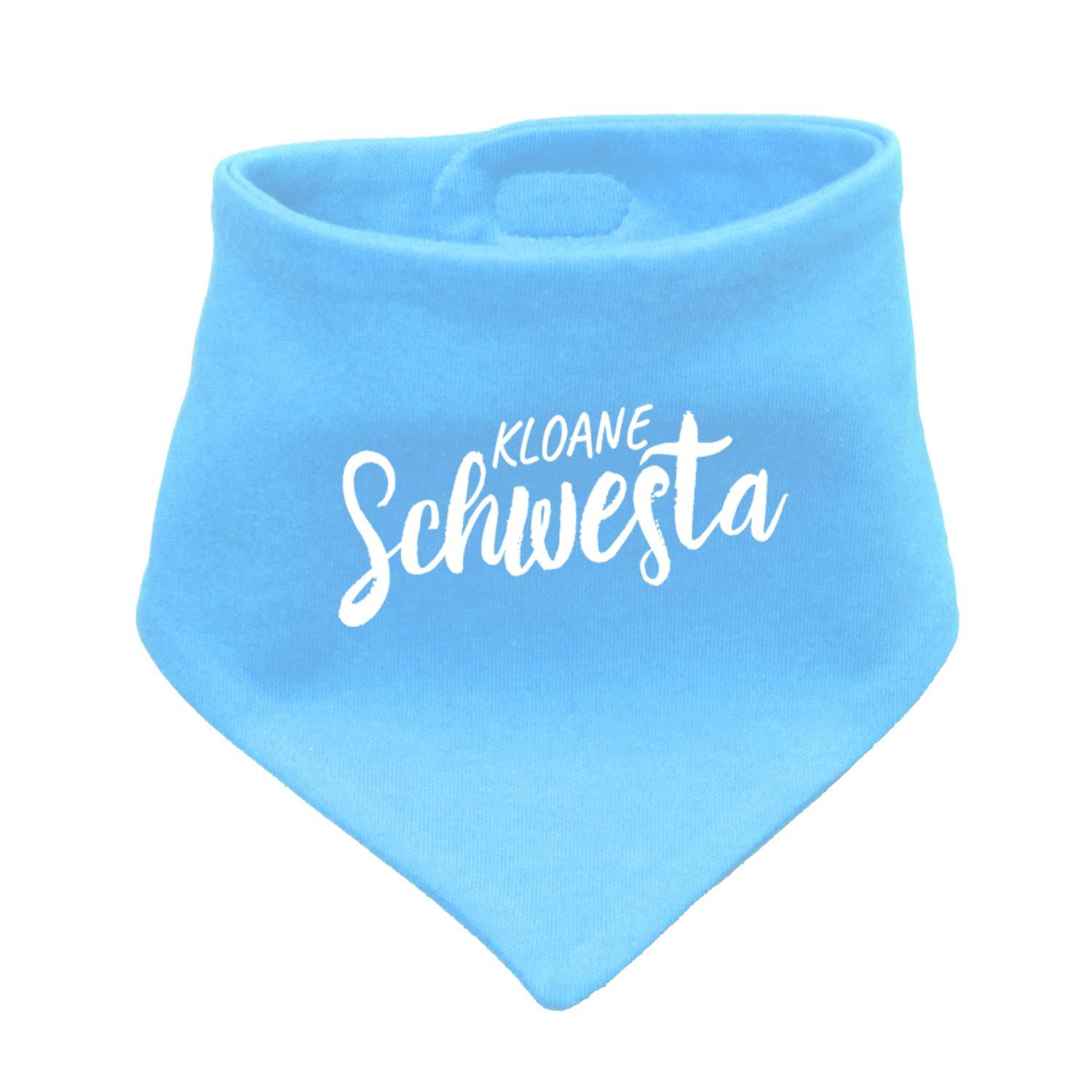 Helles blaues Babyhalstuch "Kloane Schwesta" mit weißem Schriftzug, weicher Stoff.