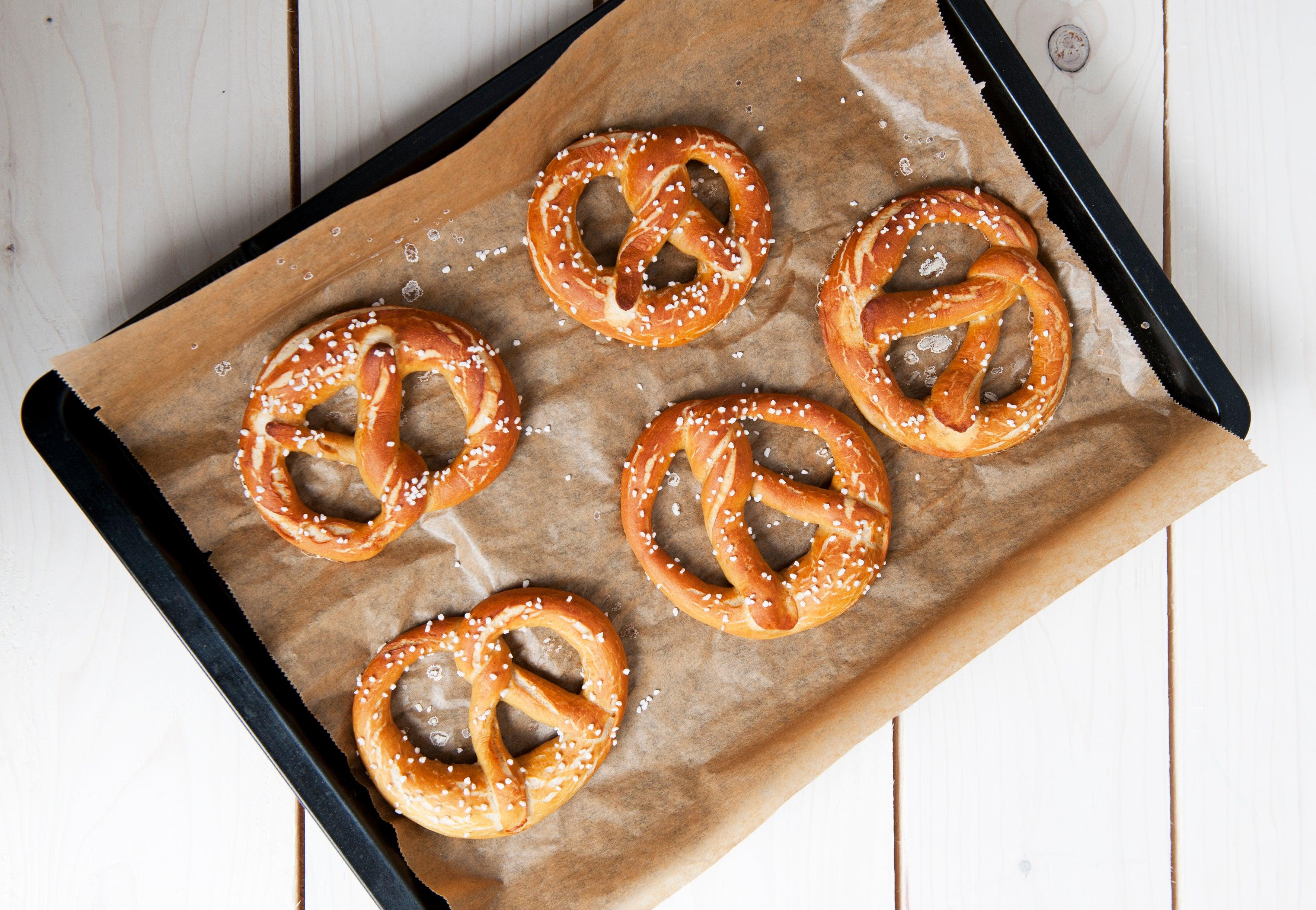 Brezen aus goldbraunem Dinkelteig mit grobem Salz, traditionelle Form, Inhalt für 12 Stück, 635 g.