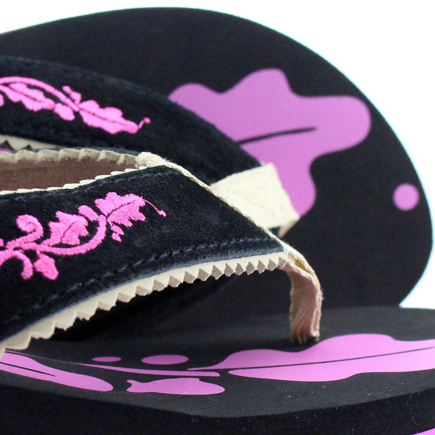 Schwarze Damen-Zehentrenner-Sandale mit besticktem Lederriemen und goldfarbener Eichenlaub-Stickerei.