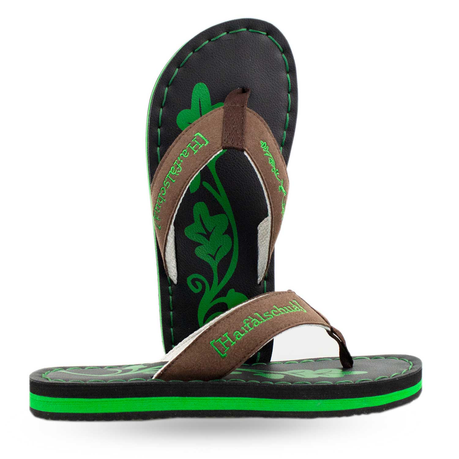 Braune Herren-Badesandale im Haferlschuh-Design mit besticktem Lederriemen und Eichenlaub-Motiv.