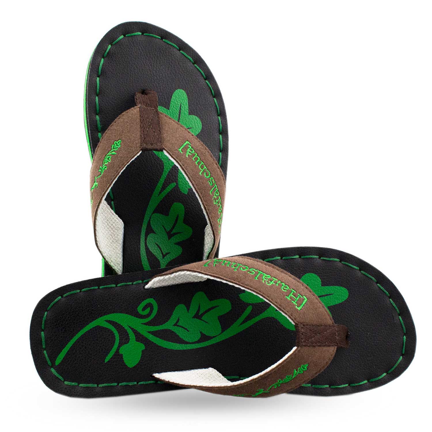 Badesandale Haferlschuh in Schwarz-Braun mit grünen Nähten und floralen Ornamenten auf dem Fußbett.