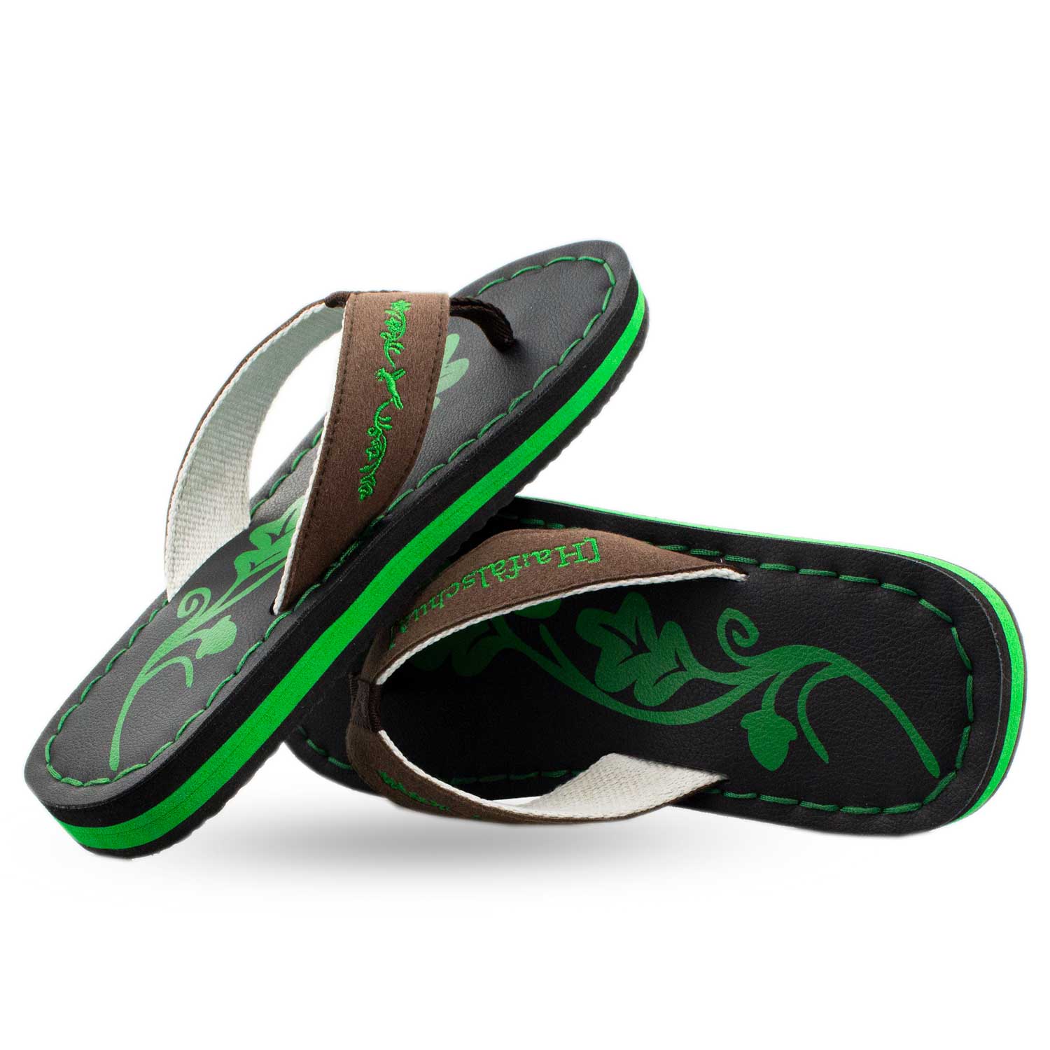 Badesandale Haferlschuh mit braunem Riemen, grünem Muster und Sohle. Schwarzer Fußbett und weiße Kanten.