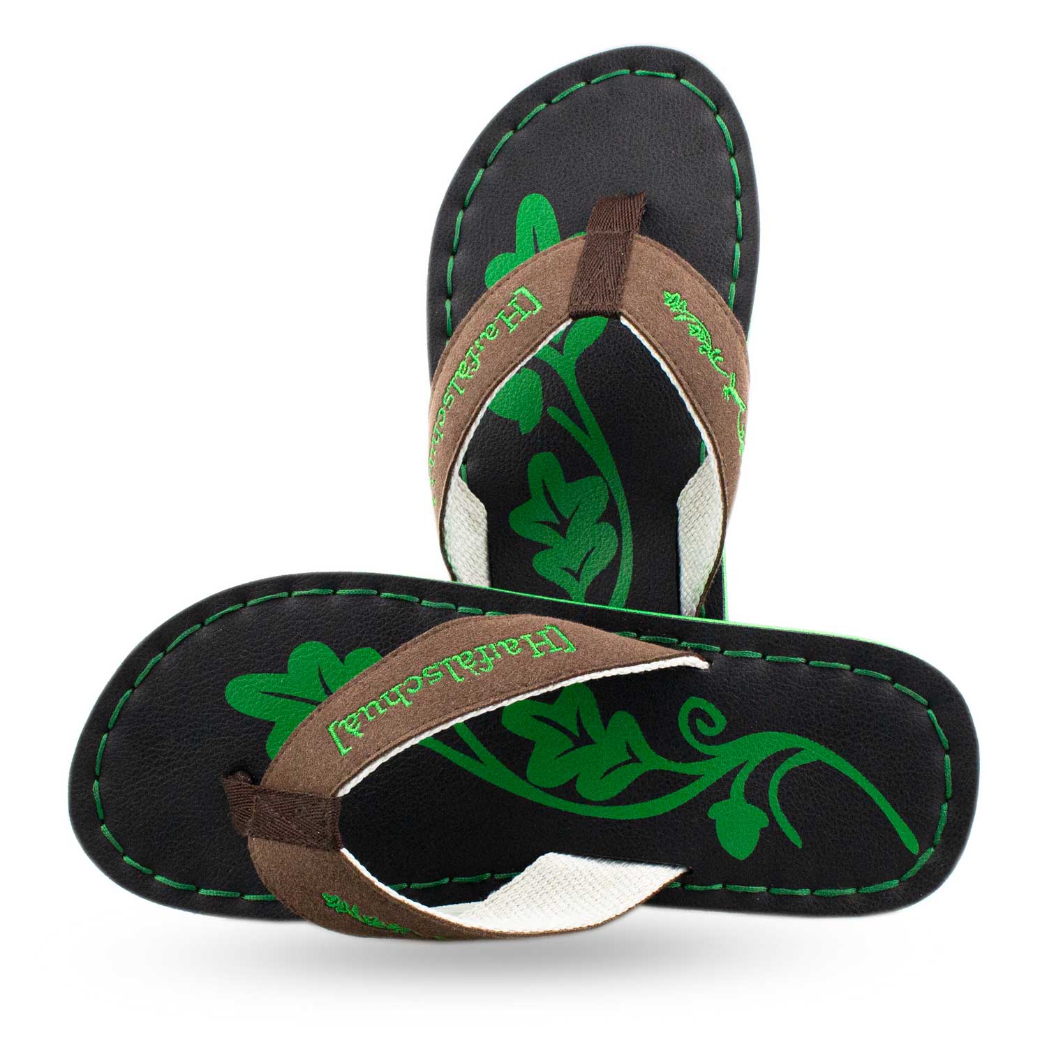 Badesandale Haferlschuh mit schwarzer Sohle, braunen Riemen und grünem floralem Muster.