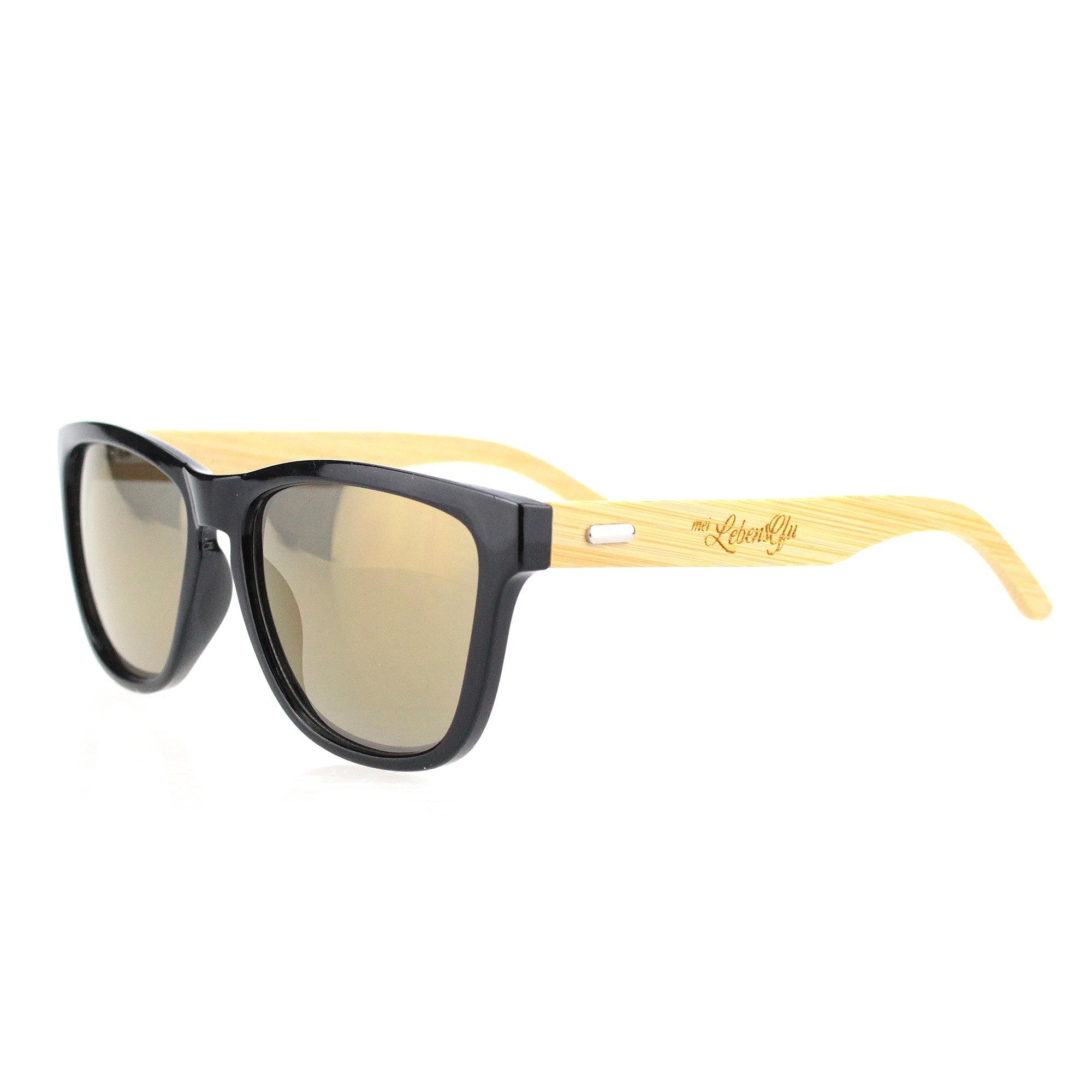 Sonnenbrille mit schwarzem Kunststoffrahmen, Bügeln aus Bambus und gelaserter Aufschrift „Gäh mia aus da Sunn!“