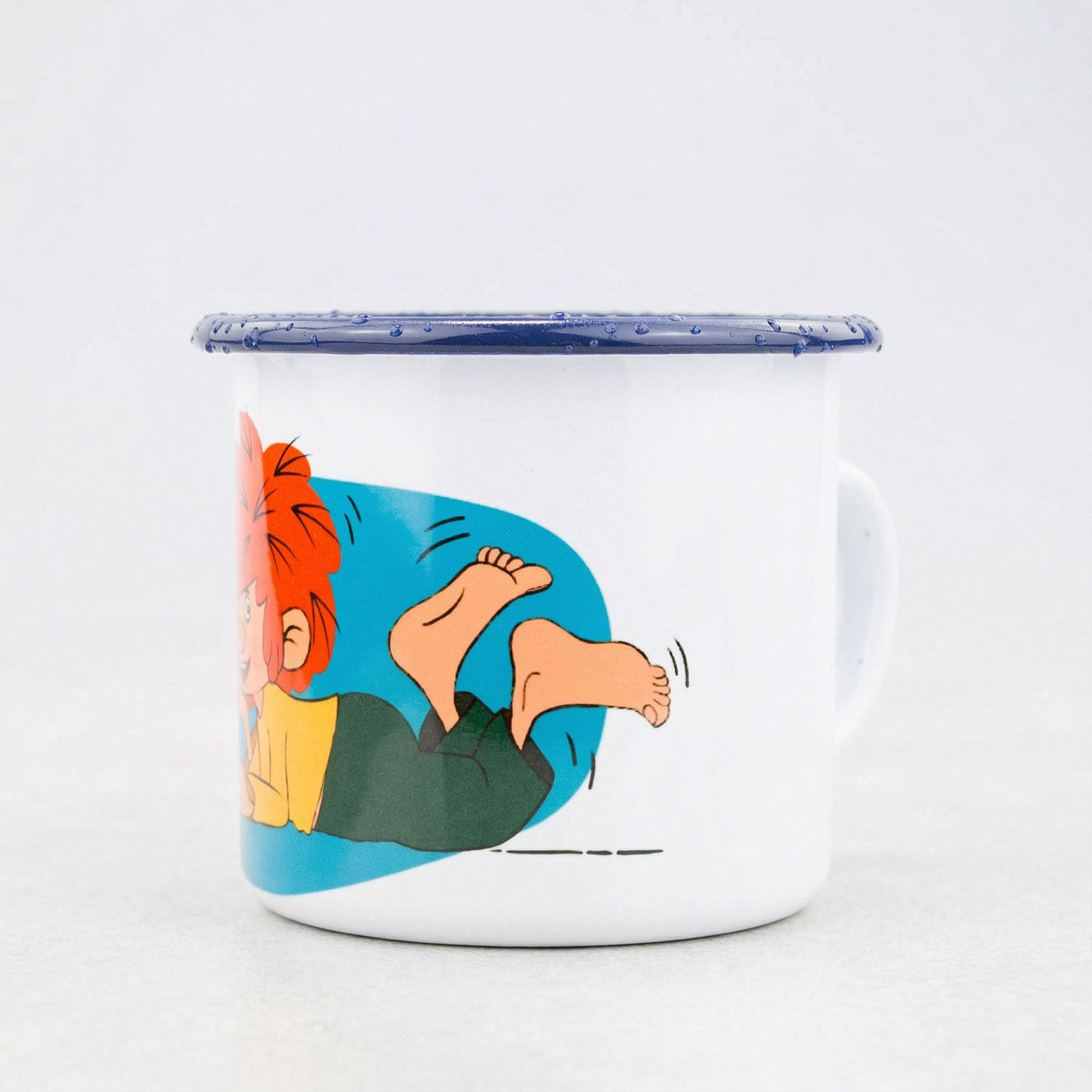 Weiße Emaille-Tasse mit dunkelblauem Rand und Pumuckl-Motiv, der lachend liegt und die Füße bewegt.