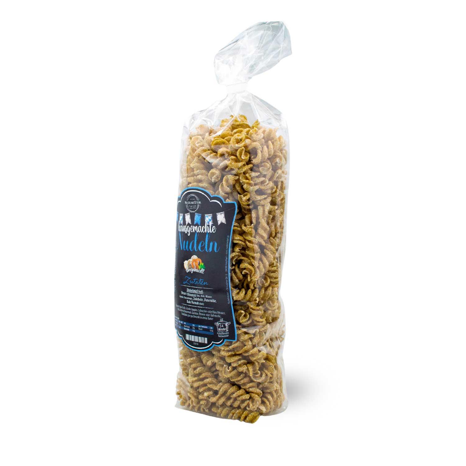 Hausgemachte Dinkelnudeln in Breznknödel-Form mit sichtbaren Zwiebel- und Petersilienstückchen, 250 g.