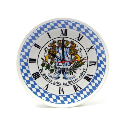 Bayerische Wanduhr aus Porzellan mit Rautenmuster, römischen Ziffern und Löwen-Wappen.