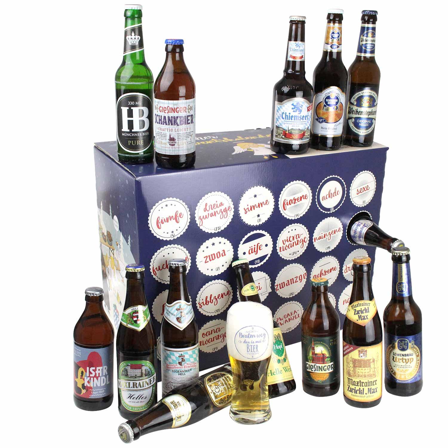 Vielfältiger Bier-Adventskalender mit 24 verschiedenen Flaschen bayerischen Biers, einer Geschenkbox und einem gefüllten Bierglas.