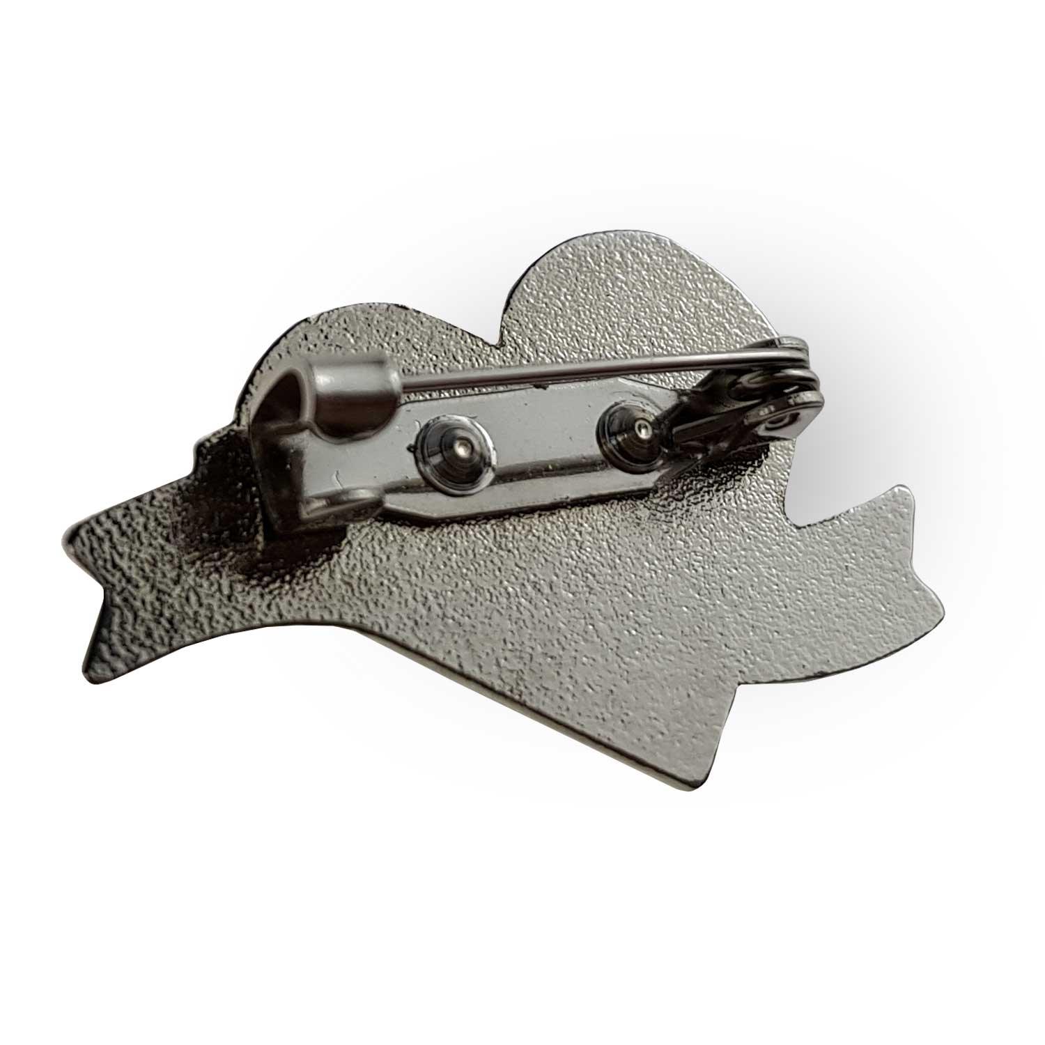 Silberfarbener Pin in rechteckiger Form mit schwarzem Schriftzug „Mei LebensGfui“ auf weißem Hintergrund, aus Nickel, ca. 3 × 2 cm.