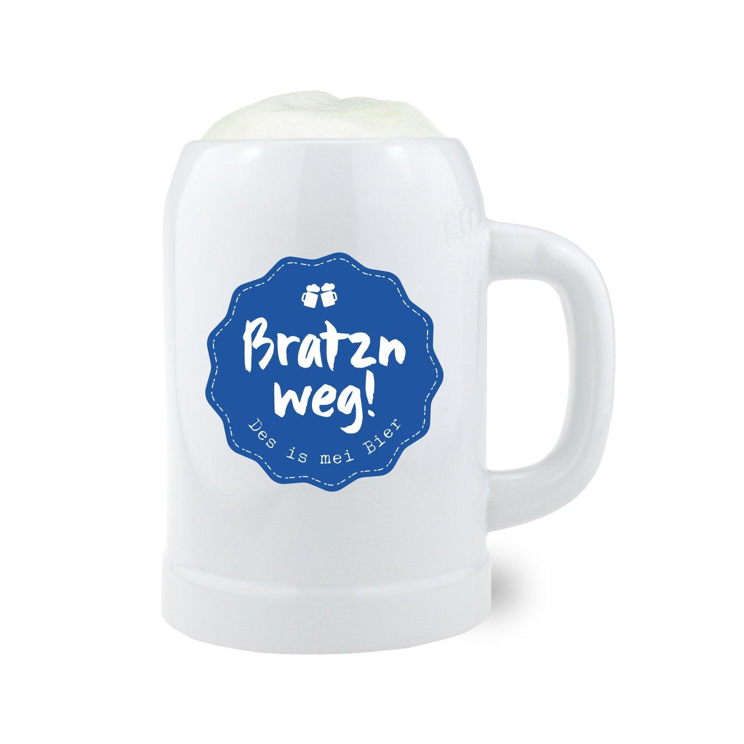 Keramik-Bierkrug mit schwarzem Schriftzug „Bratzn weg“ im Retro-Stil, halbrunde Form, cremefarben, 0,5 l, ca. 126 mm hoch.