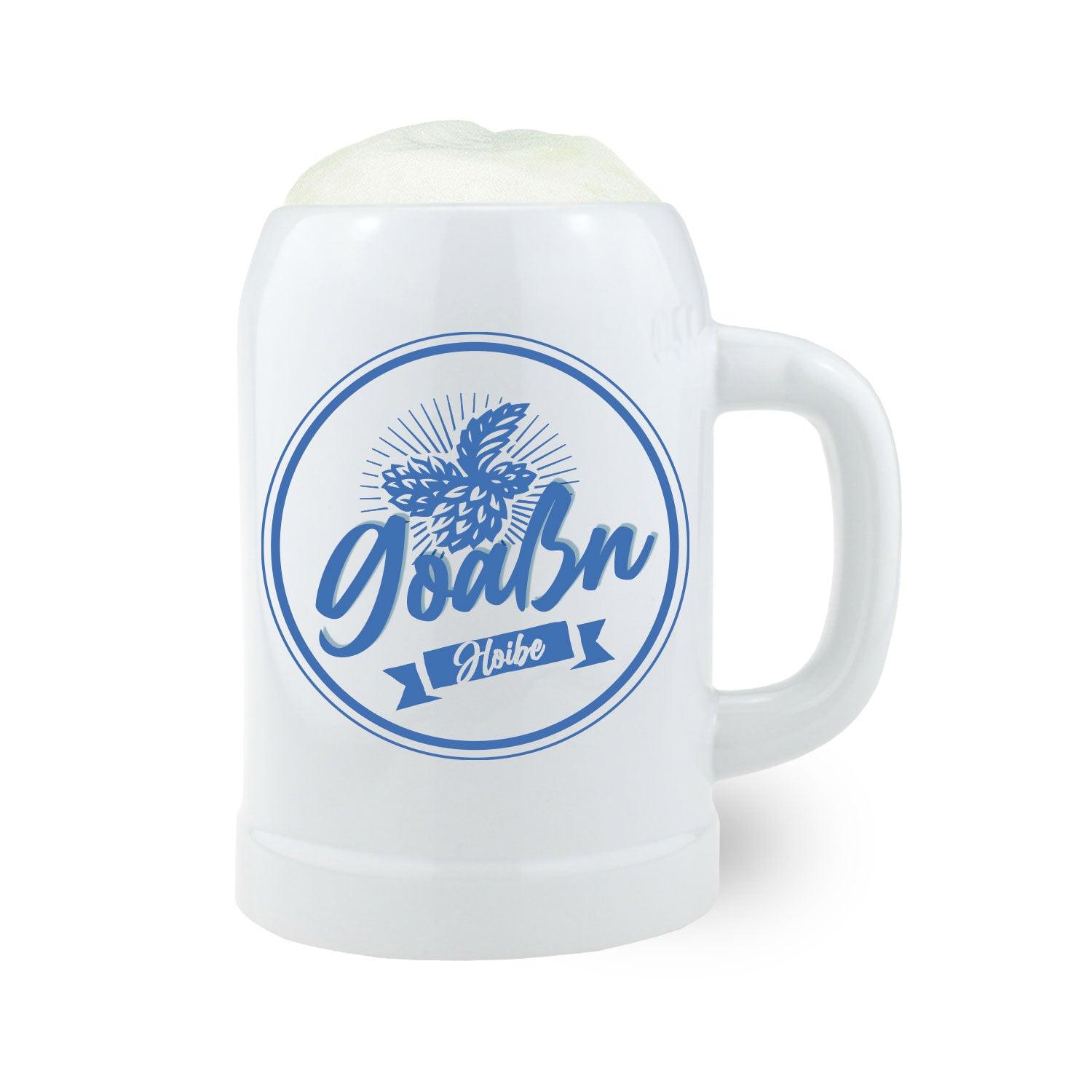 Weißer Keramik-Bierkrug Goaßnhoibe mit blauem Kreislogo und Hopfenmotiv, gefüllt mit Schaumkrone.
