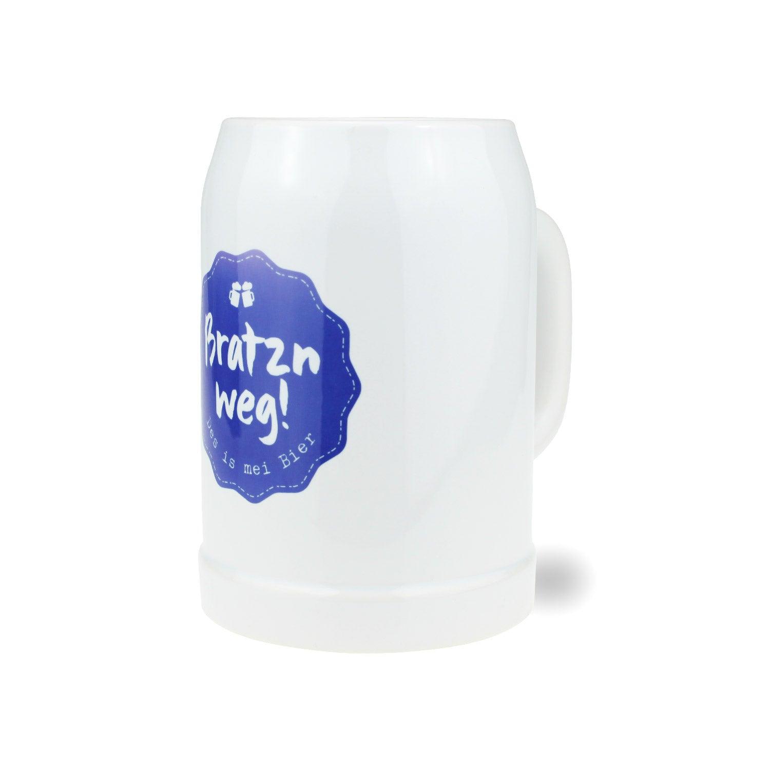 Halbliter-Bierkrug aus Keramik mit Henkel, cremefarben mit rotem Schriftzug „Bratzn weg“ und dunkelblauem Rand.